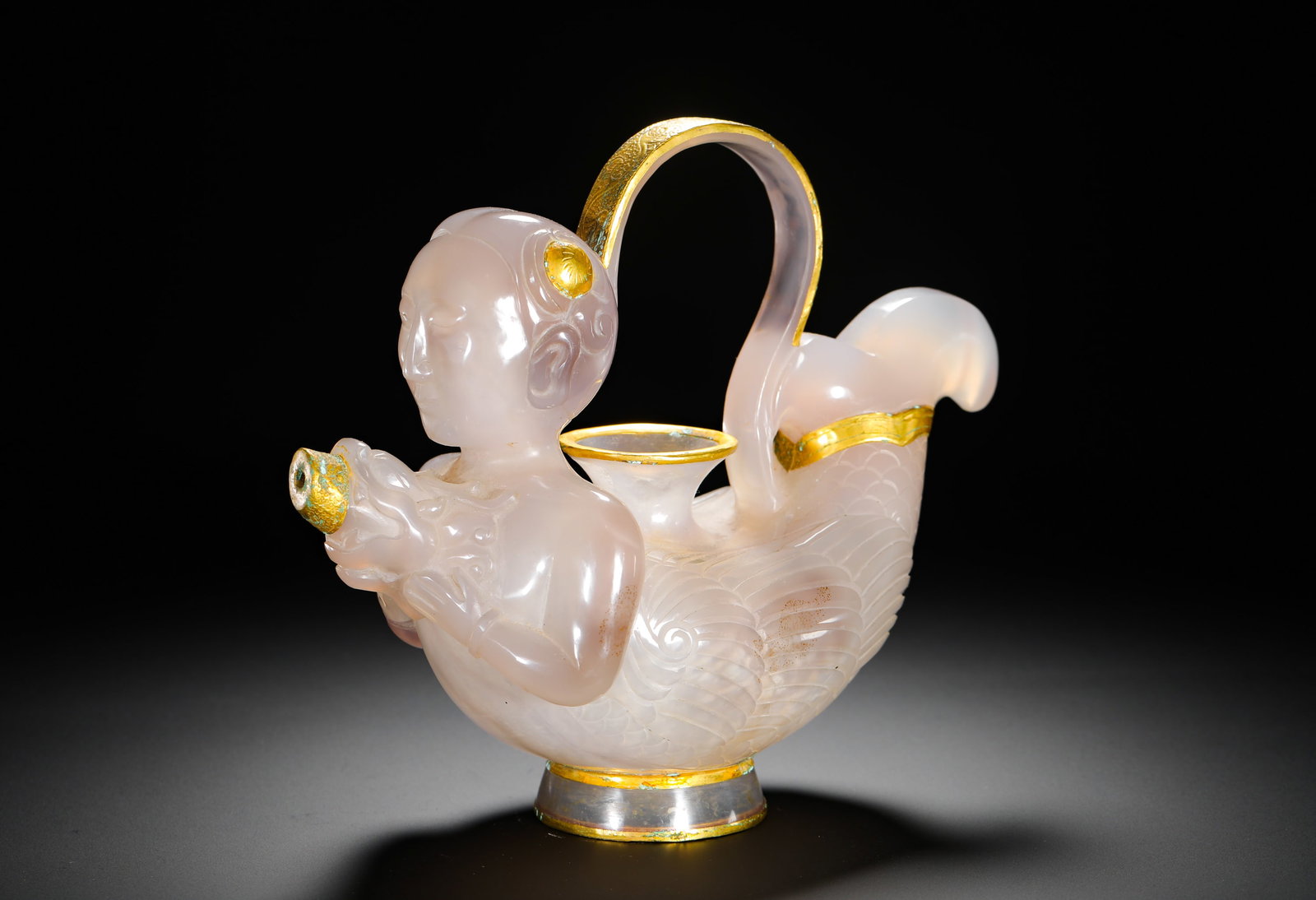 IN THE QING DYNASTY, AGATE WRAPPED WITH GOLD AND A MERMAID TRANSFORMED INTO A DRAGON WITH A TEAPOT