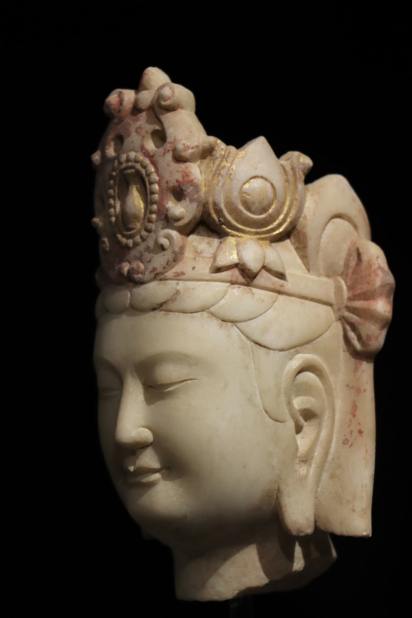 A PORTRAIT OF GUANYIN BODHISATTVA PAINTED ON WHITE MARBLE OF THE TANG DYNASTY: Dimensions without base Height:14cm (5.51in)White marble Guanyin Bodhisattva head with painted mineral pigments, Chinese traditional stone carving