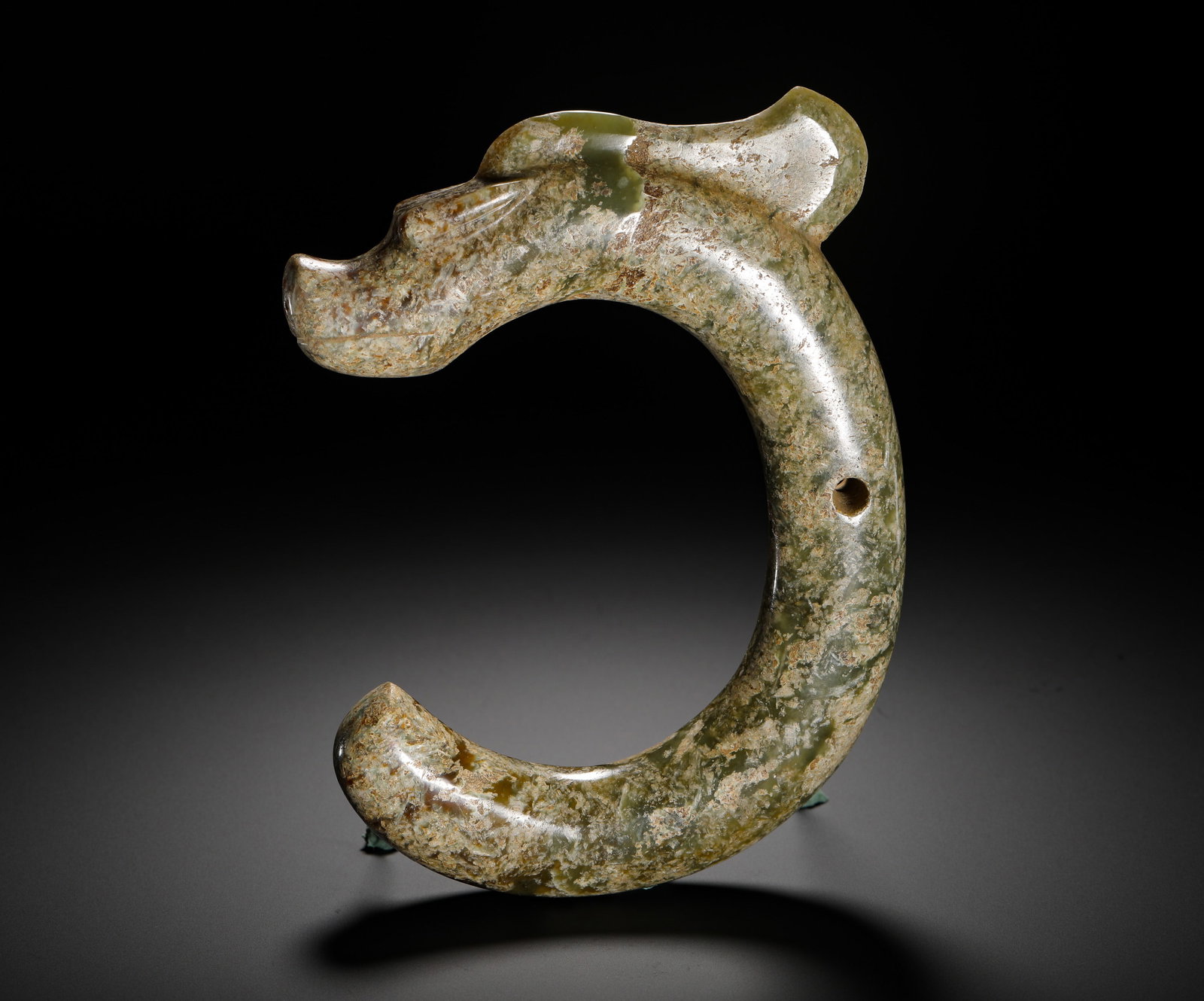 RED MOUNTAIN PERIOD JADE C-SHAPED DRAGON PENDANT: Height:19cm(7.48in) Width:13.5cm(5.31in) Weight:690g(1.52lb)Neolithic Hongshan cyan jade long C-form dragon pendant carved from single whole jade. Spread curved dragon body with tall crest, grey and y