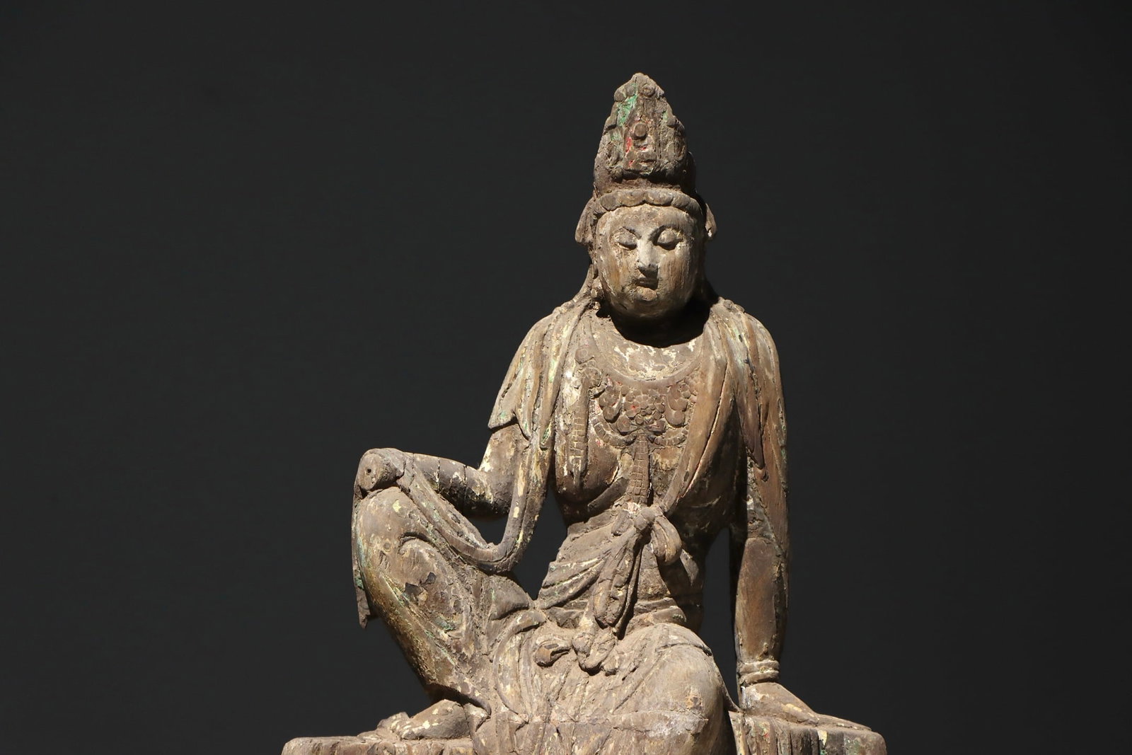 A SITTING STATUE OF THE FREE-SPIRITED GUANYIN CARVED FROM WOOD AND PAINTED LACQUER OF THE SONG: H:57cm(22.44in)