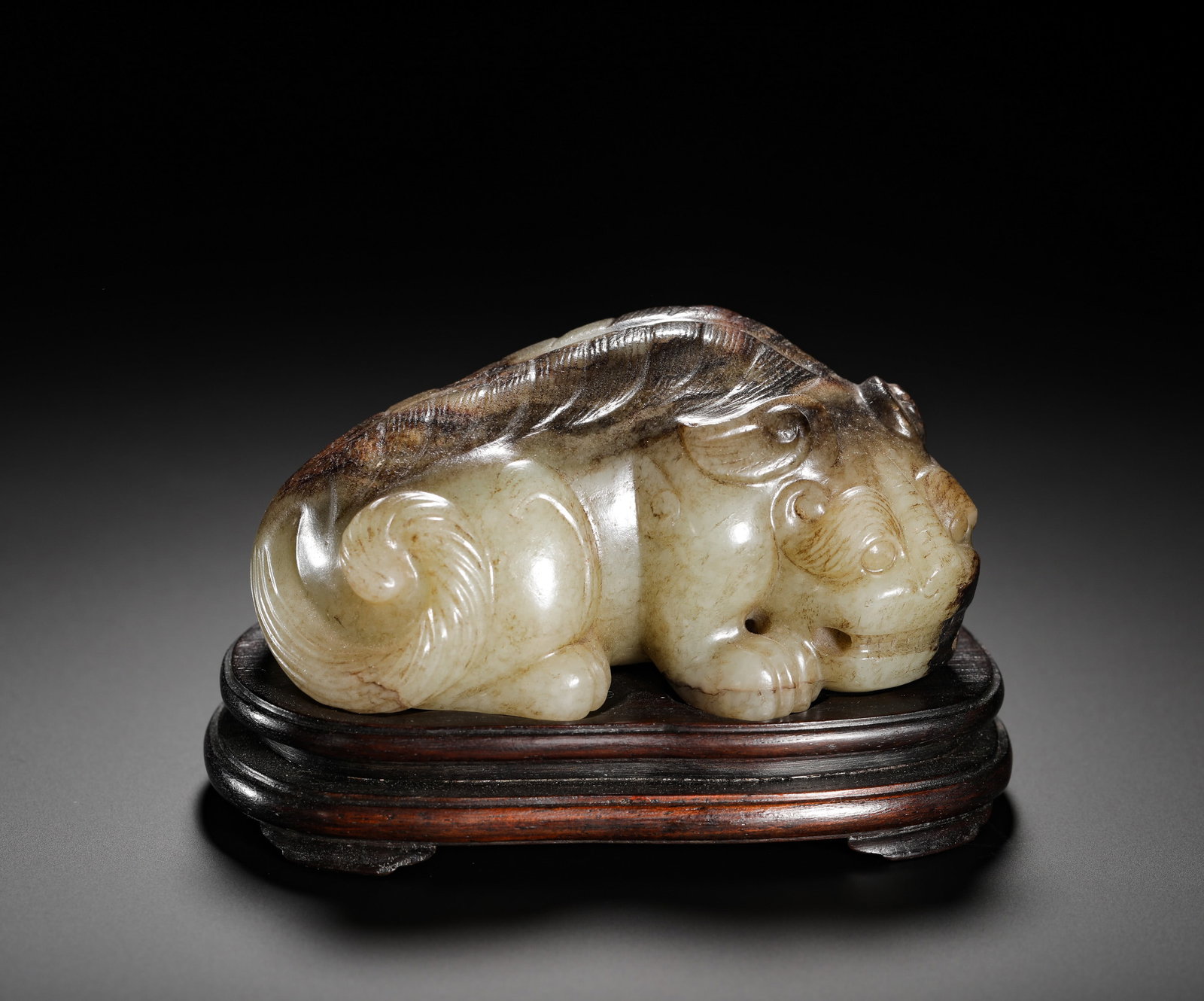 TANG DYNASTY HETIAN JADE BLACK IMPREGNATED AUSPICIOUS BEAST: Height:6cm(2.36in) Width:11cm(4.33in) Weight:550g(1.21lb)Archaic Hetian jade carved pixiu mythical beast paper weight with natural black russet inclusions.Carved from a single pebble jade mass, soft j