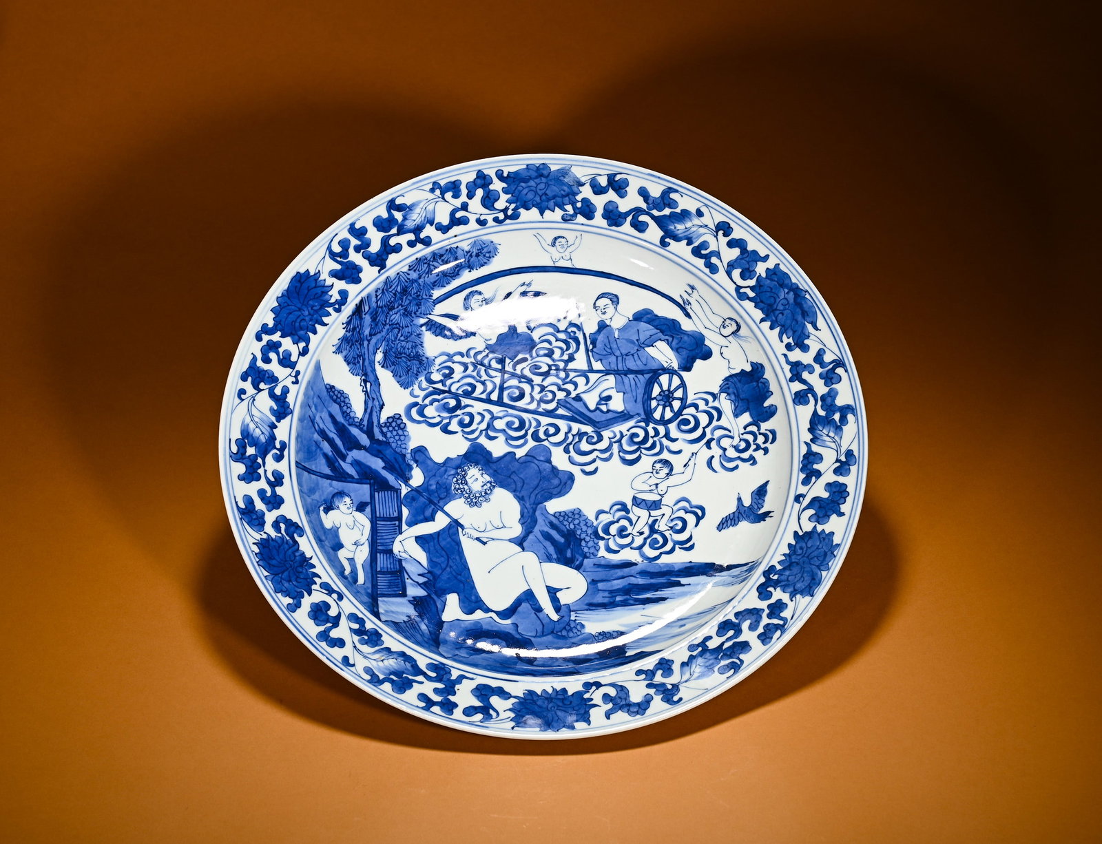 A LARGE BLUE AND WHITE PLATE WITH PATTERNS OF WESTERN MYTHOLOGICAL FIGURES FROM THE QING DYNASTY: Height:5.5cm(2.17in)Width:38.5cm(15.16in)Weight:2340g(5.16lb)Blue and white large dish with Western myth figure scene. Export porcelain shape with wide flared rim and shallow curved wall. The rim is d