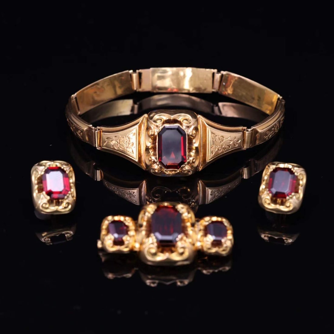 Napoleon III era gold garnet set: 22 g, bracelet 18 cm, earrings 16.7 x 13 mm, brooch 38 x 21 mm