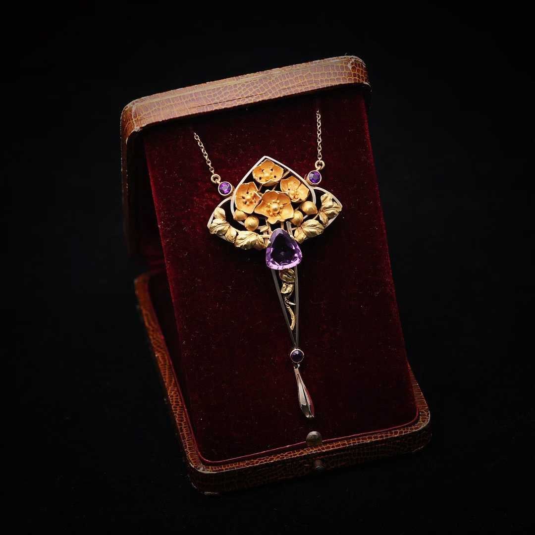 Art Nouveau 18K tricolor gold nectar sunflower amethyst pendant: Owl pendant, natural pearl and flower, plant, hand-carved gold, full of details, weighs 19 g, measures 73 x 38 mm.