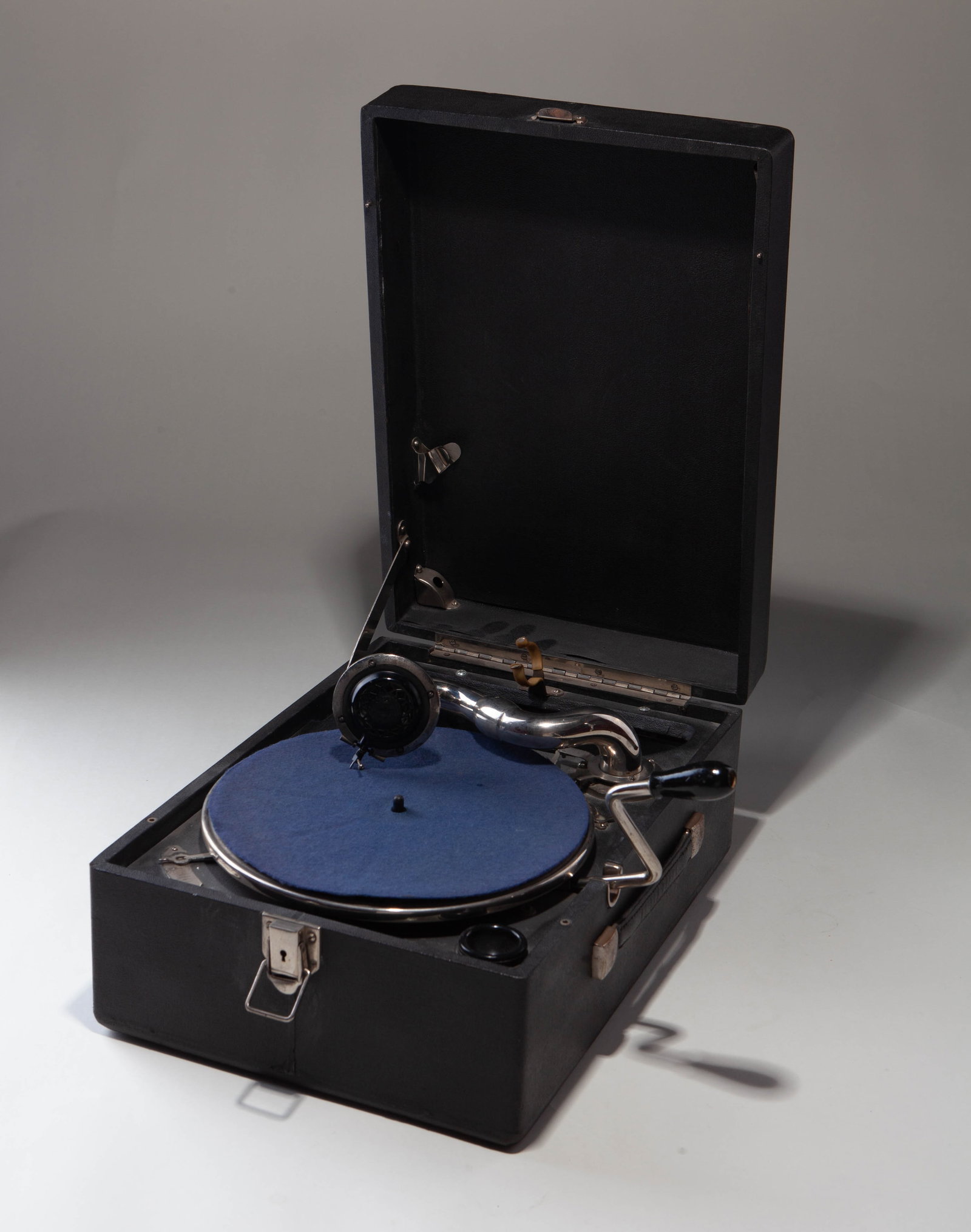 Early 20th century Hand-cranked portable phonograph: Era: Early 20th centuryDimensions: 29 × 41.5 × 17.5cm (height)Place of Origin: ItalyDescription: This portable hand-cranked phonograph, produced in Italy between the late 19th century and early 20th