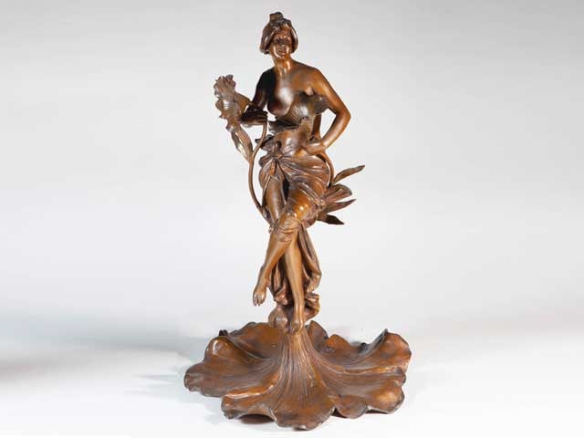 Early 20th century Art Nouveau-style bronze sculpture of ancient Greek goddess, France: Dimensions: Height 52cmDescription: This Art Nouveau bronze sculpture of an ancient Greek goddess features an elegant design. It depicts an ancient Greek goddess standing on a water lily, and is an ou