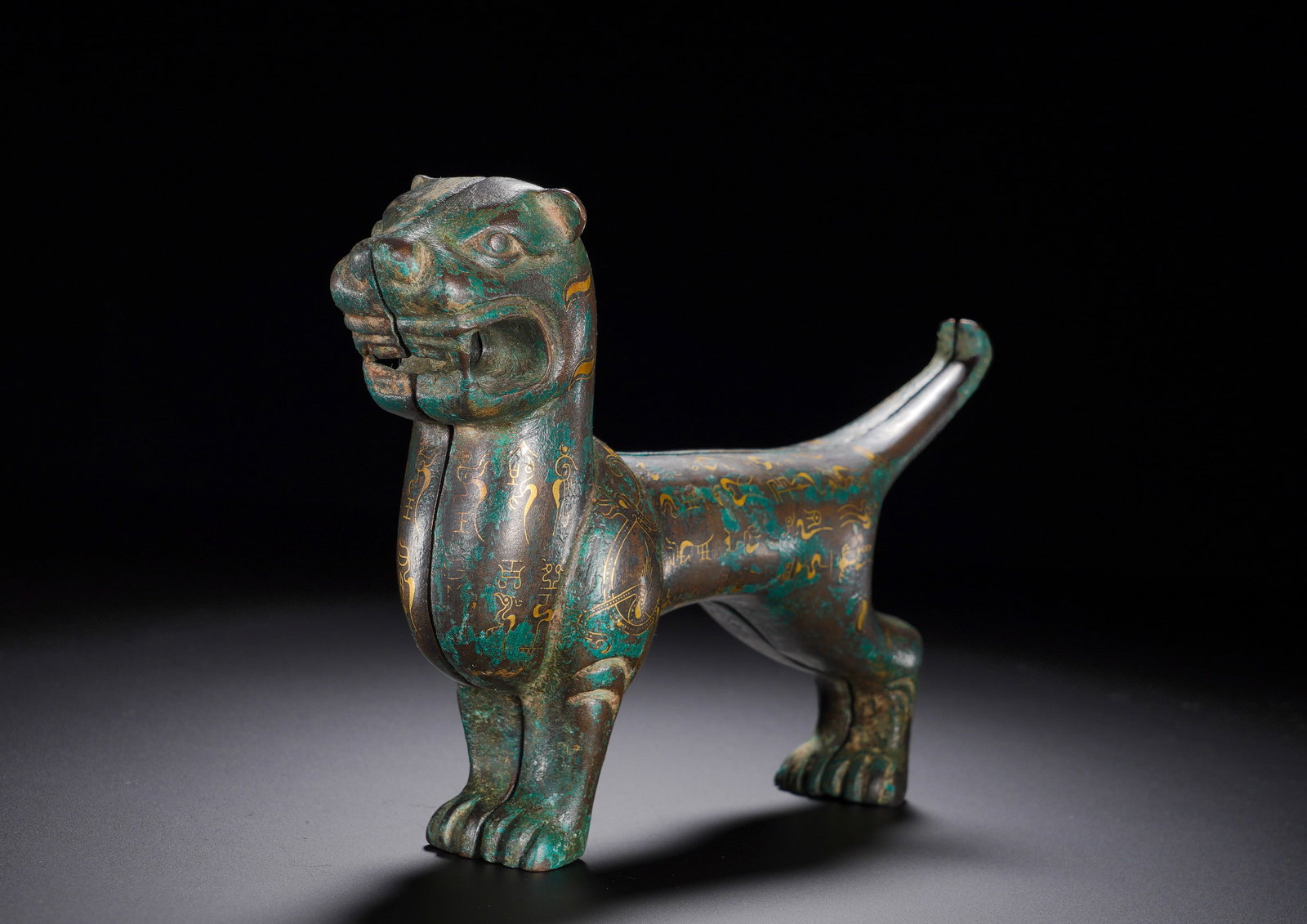 Bronze tiger talisman in the shape of a tiger, inlaid with gold from the Warring States period (1 of 12)