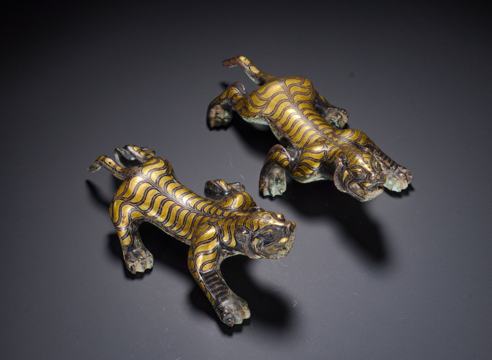 A pair of bronze tiger talismans with gold inscriptions from the Warring States Period (1 of 11)