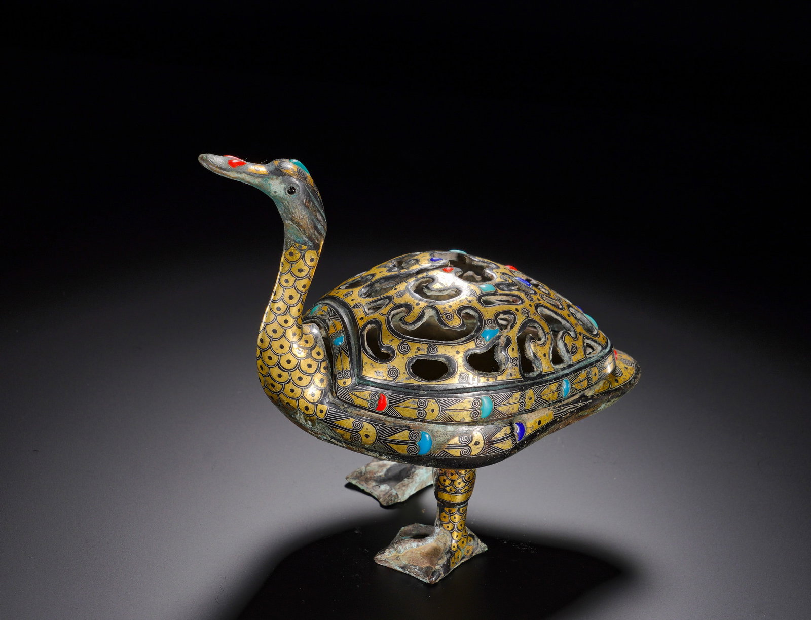 Warring States Period gold and Silver inlaid with Treasures in the shape of a wild goose (1 of 15)