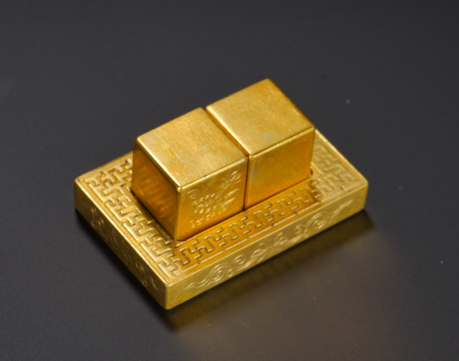 Original base set with gilded copper and engraved patterns from the Qing Dynasty: Height:3cm(1.18in), Width:5.8cm(2.28in), Weight:310g (0.683lb)