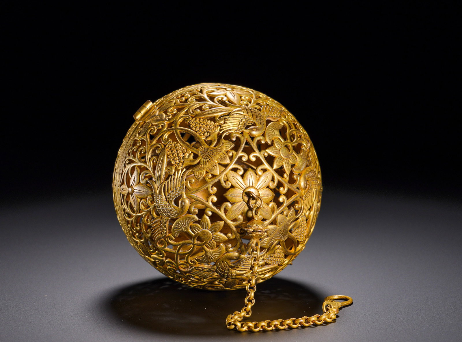 Bronze gilded hollowed-out flower-and-bird scented incense balls of the Han Dynasty (1 of 15)