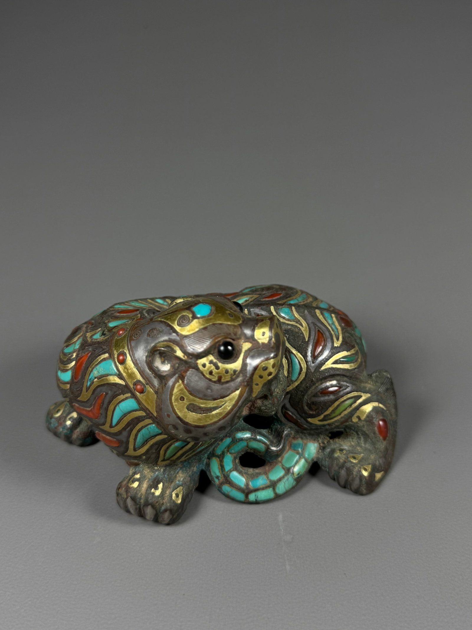 Warring States Period inlaid gold and silver inlaid turquoise Manau crouching Tiger Bronze town: Height:6cm(2.36in), Width:11cm(4.33in), Weight408gWarring States Bronze Paperweight in Recumbent Tiger Form Inlaid with Gold, Turquoise and AgateThis bronze paperweight from the Warring States Period 