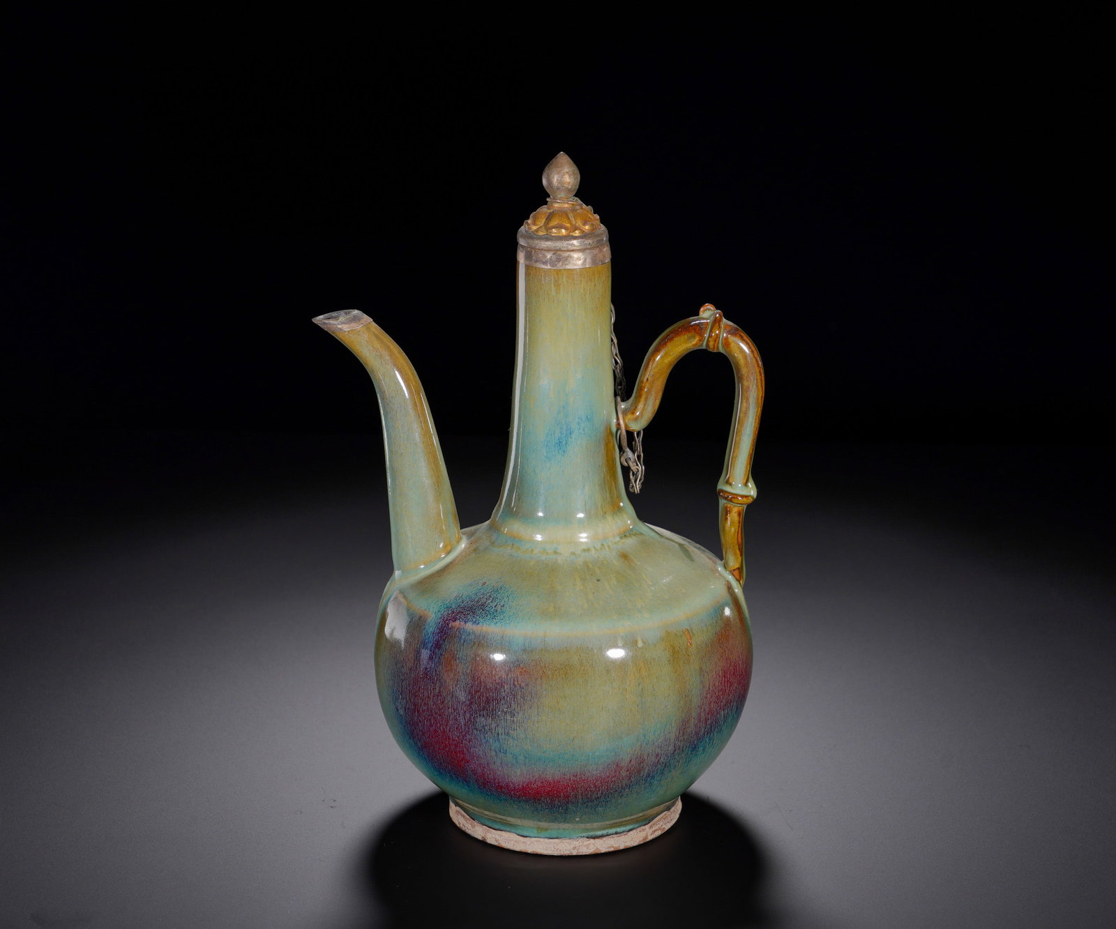 Jun ware ewer of the Song Dynasty: Height:24cmWidth:16cmWeight:710gSurviving Jun ewers with complete original gilded silver lids are scarce among antique collections