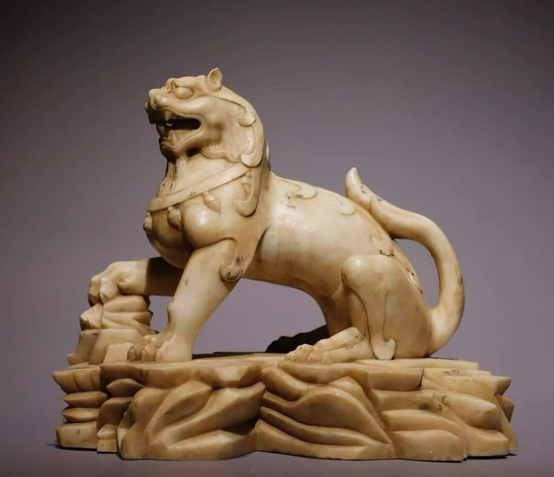 Northern Wei Dynasty white marble auspicious beast stone lion: Long:28cm(11.02in), Width:18cm(7.09in), Height:23cm(9.06in)Carved white marble seated lion beast. The lion raises its head with open jaws, conveying powerful and dignified aura. Muscular body, finely 