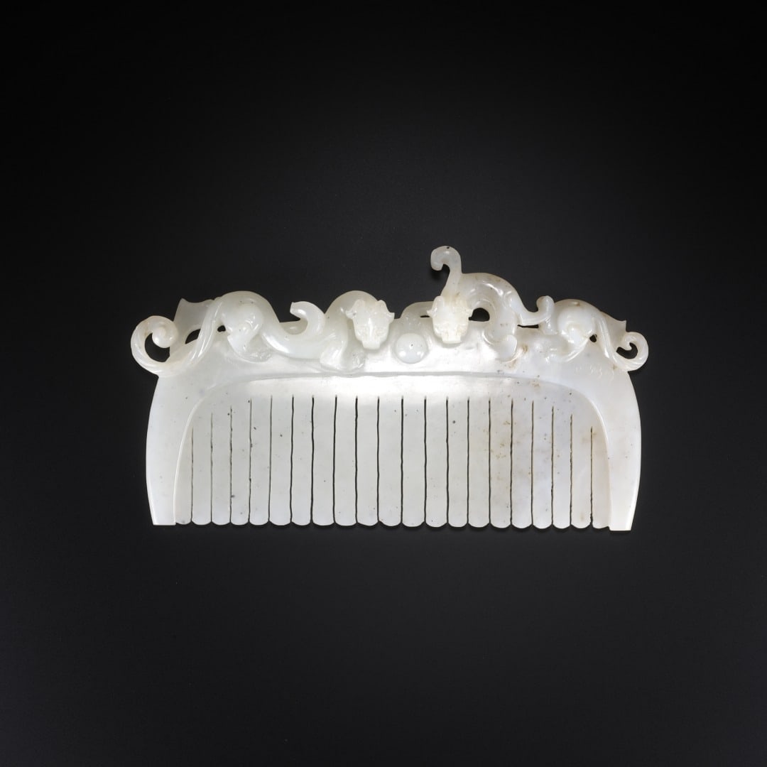 Han Hetian jade Double Chi Dragon Jade Comb: Long:13.1cm(5.16in), Width:6cm(2.36in), Thick:1.6cm(0.63in), Weight:135g (0.298lb)Crafted from glossy Hetian white jade. The comb back is decorated with multiple winding chi dragons in high relief wit
