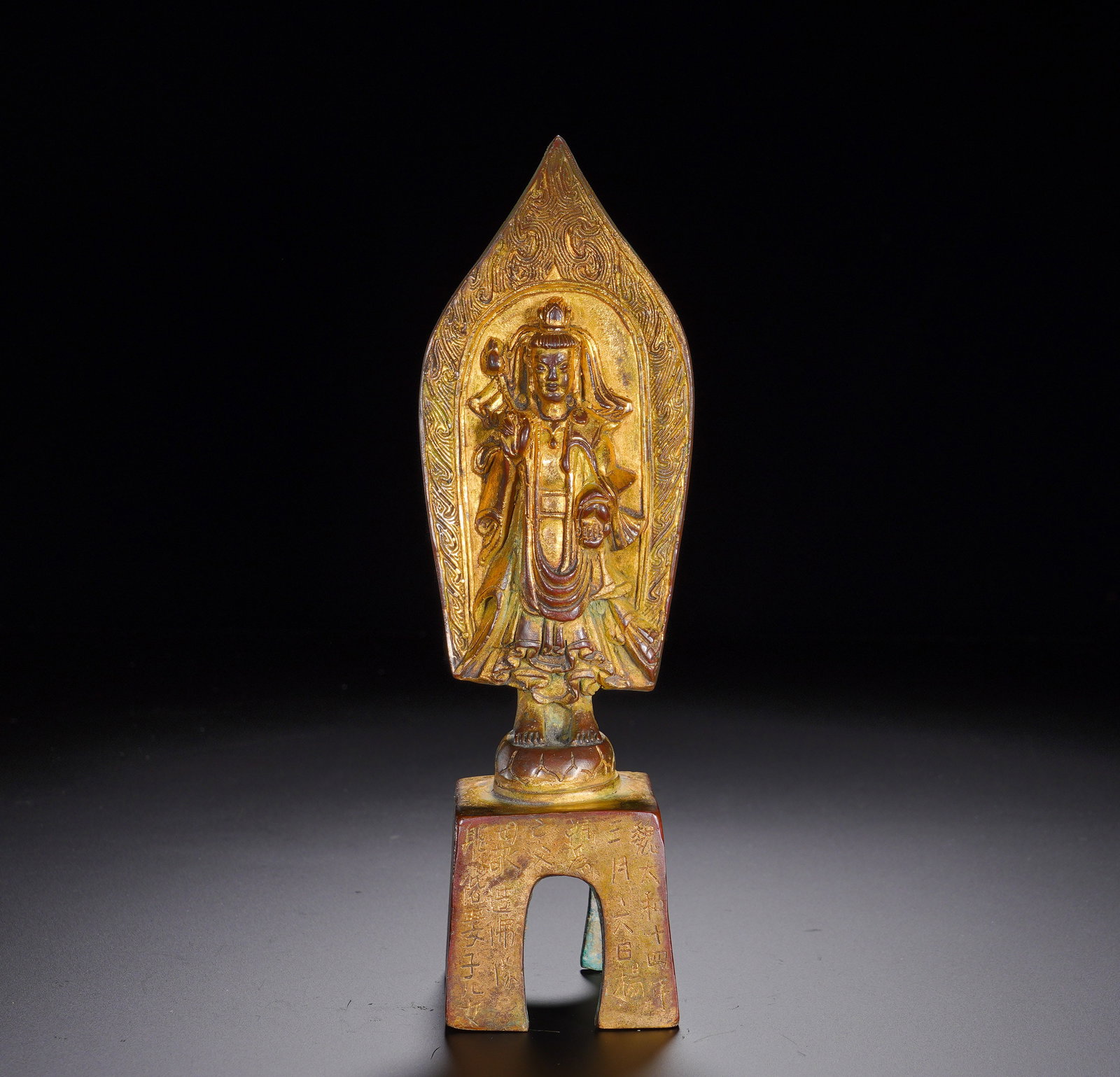 Gilded bronze statue of Guanyin Bodhisattva from the 14th year of Taihe of the Northern Wei Dynasty: Height:21cm(8.27in), Width:5.5cm(2.17in), Weight:300g (0.661lb)An incised dedication inscription on the bench bears the clear reign mark: the fourteenth year of Taihe, recording a devotee’s vow for 