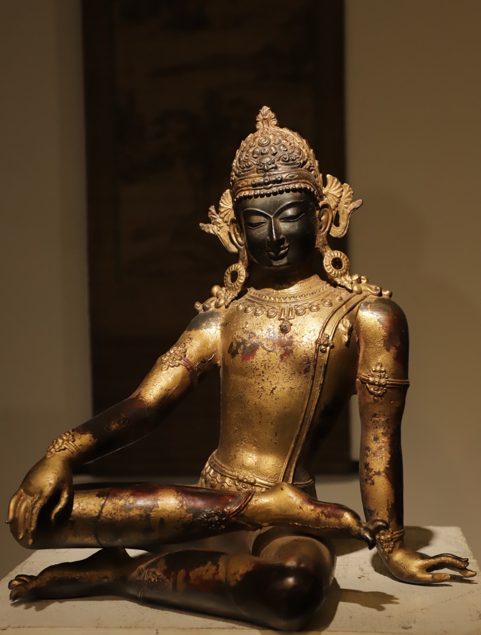 A gilded bronze statue of the Free and easy Guanyin from the Yuan Dynasty: Height:40cm(15.75in) Width:36cm(14.17in)Gilt bronze seated Avalokiteshvara of Yuan and Ming Tibetan style. Cast in bronze with full gilding, partial worn gilding reveals dark bronze base. The Bodhisat