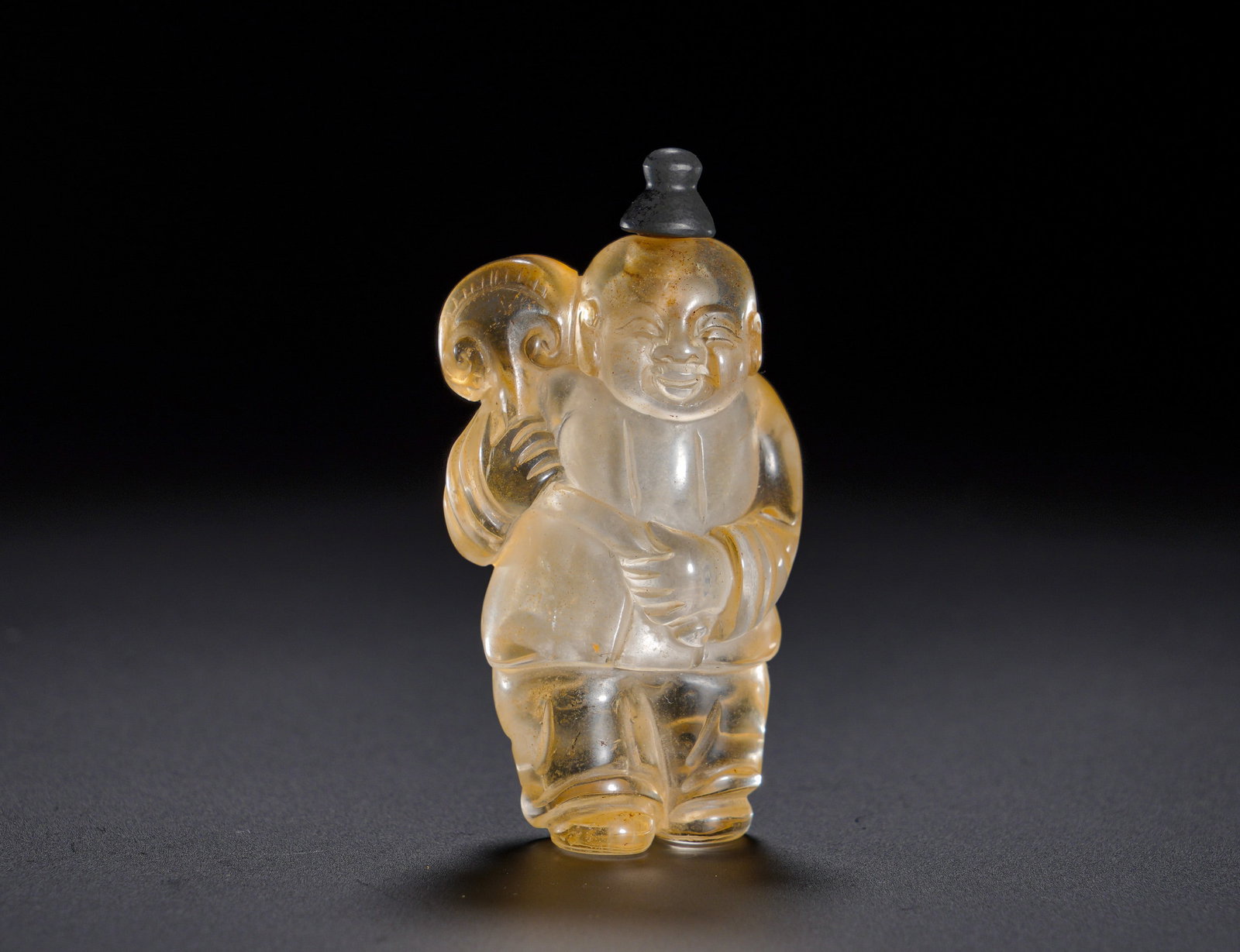 Qing Dynasty crystal snuff pot: Height:6.5cmWidth:3cmWeight:50g