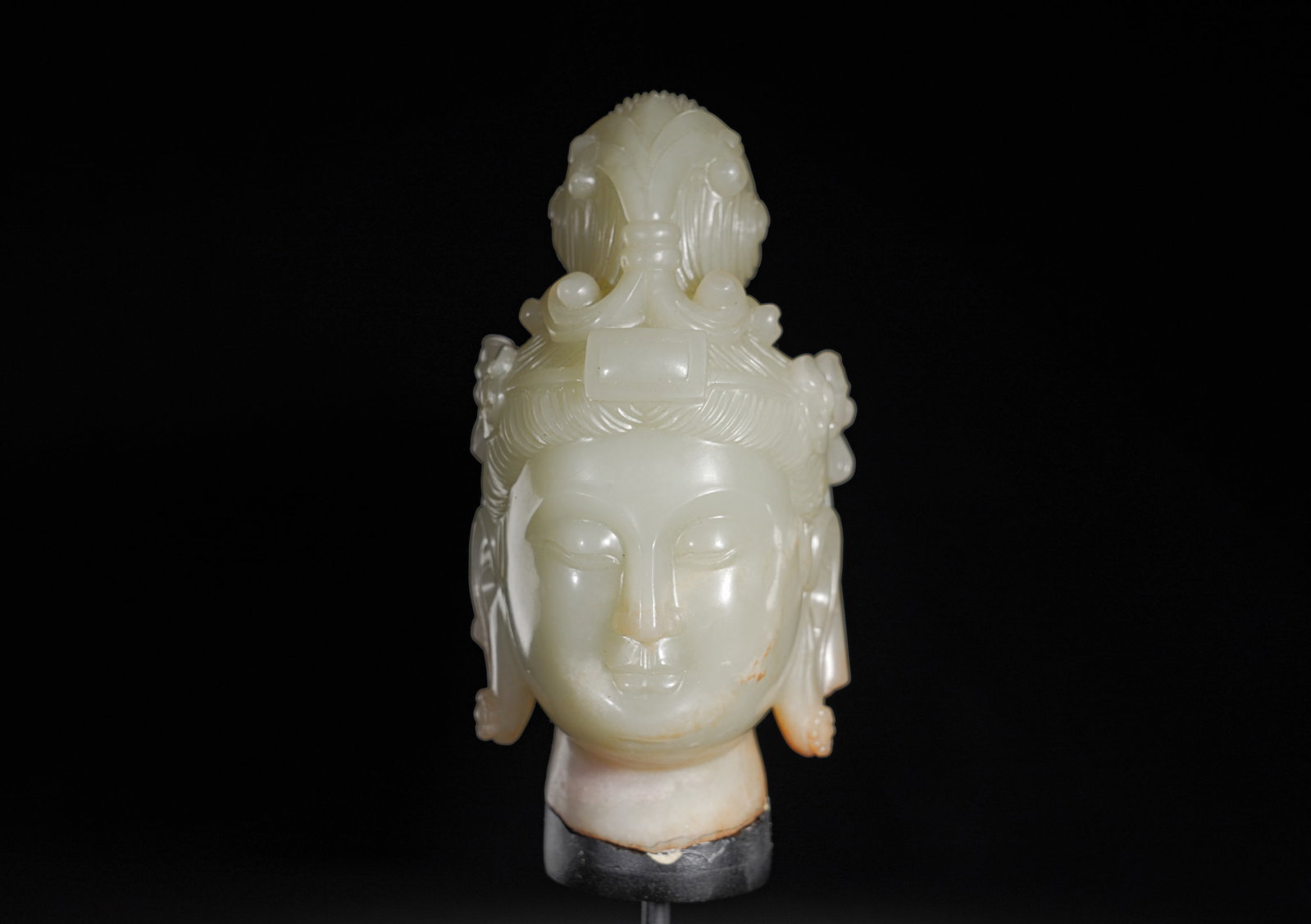 Tang Dynasty Hetian white jade Guanyin Bodhisattva head: Height:11cm(4.33in), Width:6.5cm(2.56in), Weight:440g (0.970lb)Hetian Pale Celadon Jade Head of Guanyin BodhisattvaCarved from a single piece of Hetian pale celadon jade with fine and mellow texture, 
