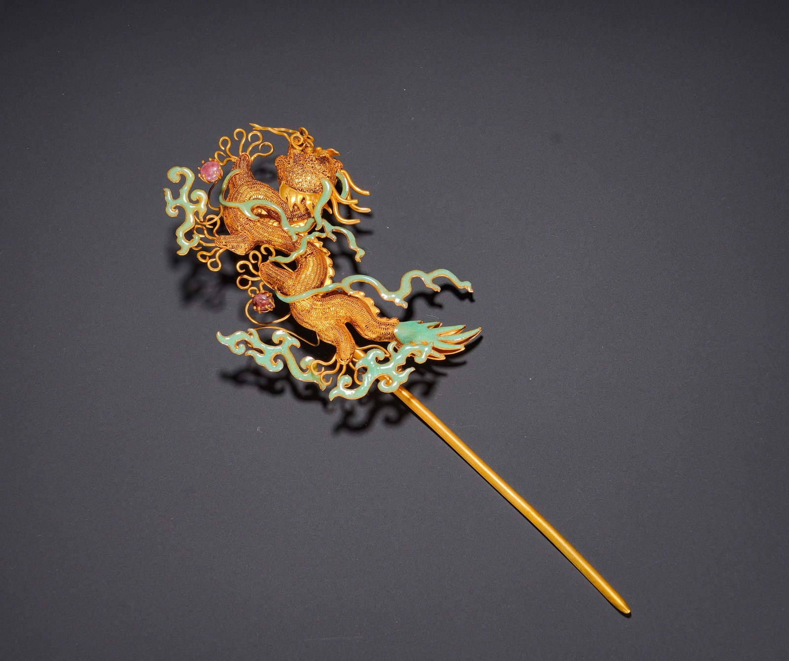 A Qing Dynasty gold reed-thread emerald inlaid tourmaline dragon hairpin: Long:25cm(9.84in), Width:8.5cm(3.35in), Weight:71g (0.156lb)Filigree and kingfisher feather inlay rank among the most refined goldsmith techniques of the Ming and Qing imperial courts. The hairpin boa