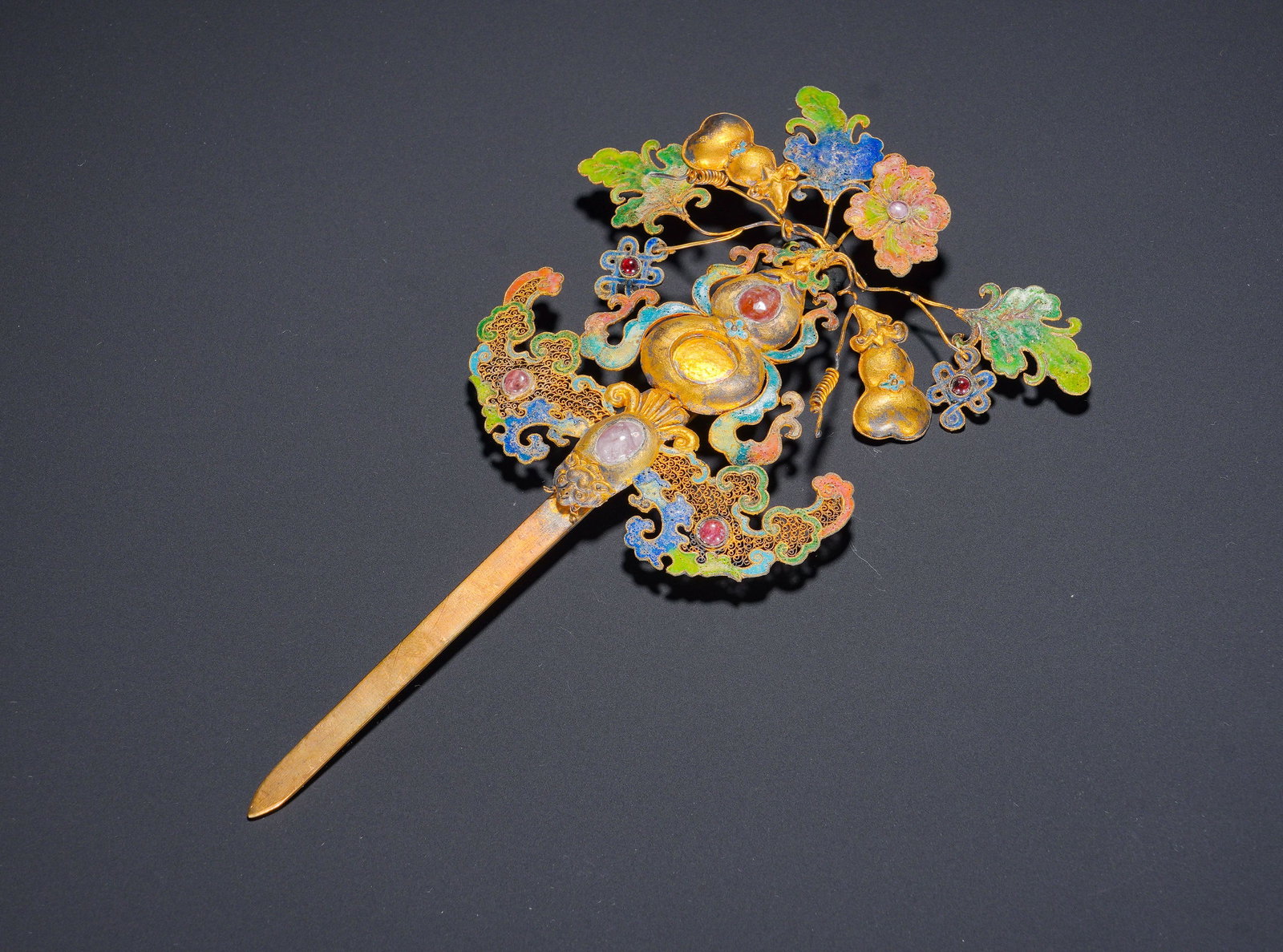 Silver gilded gilded gilded gilded gilded gilded gilded gilded gilded tourmaline hairpin of the Qing: Long:18.5cm(7.28in), Width:10cm(3.94in), Weight:41g (0.090lb)Filigree Gold Hairpin with Enamel, Gourd and Floral MotifsCrafted from gold, the ornamented head is elaborately wrought in filigree combine