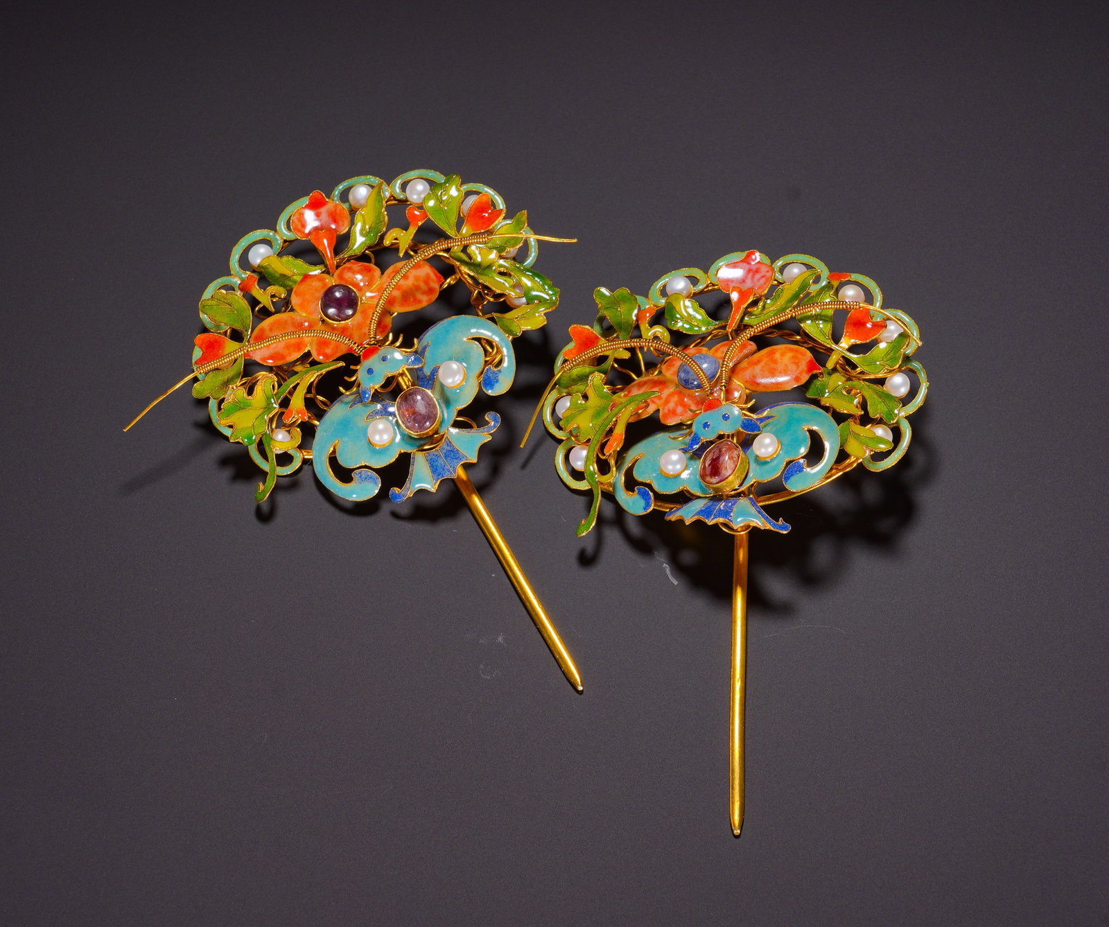 A pair of gold gilded gilded gilded blue hairpins with pearl tourmaline and longevity patterns from: Long:15.5cm(6.10in), Width:10cm(3.94in), Weight:117g (0.258lb)Filigree and enamel belong to the refined goldsmith techniques favoured in Qing imperial workshops. Complete with auspicious symbolism,