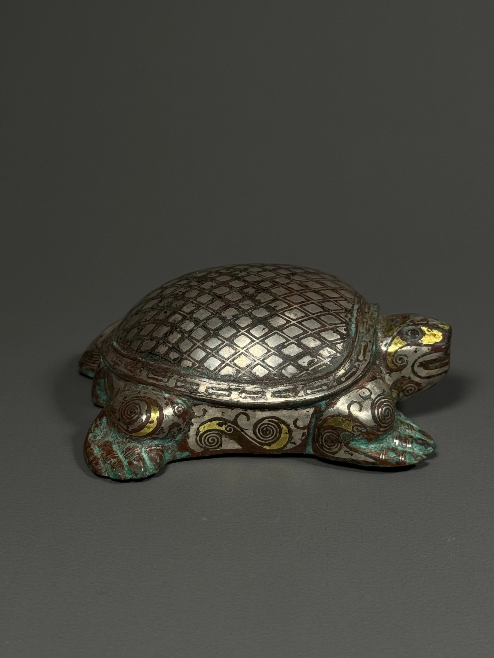 A gold and silver turtle-shaped mat from the Warring States period (1 of 7)