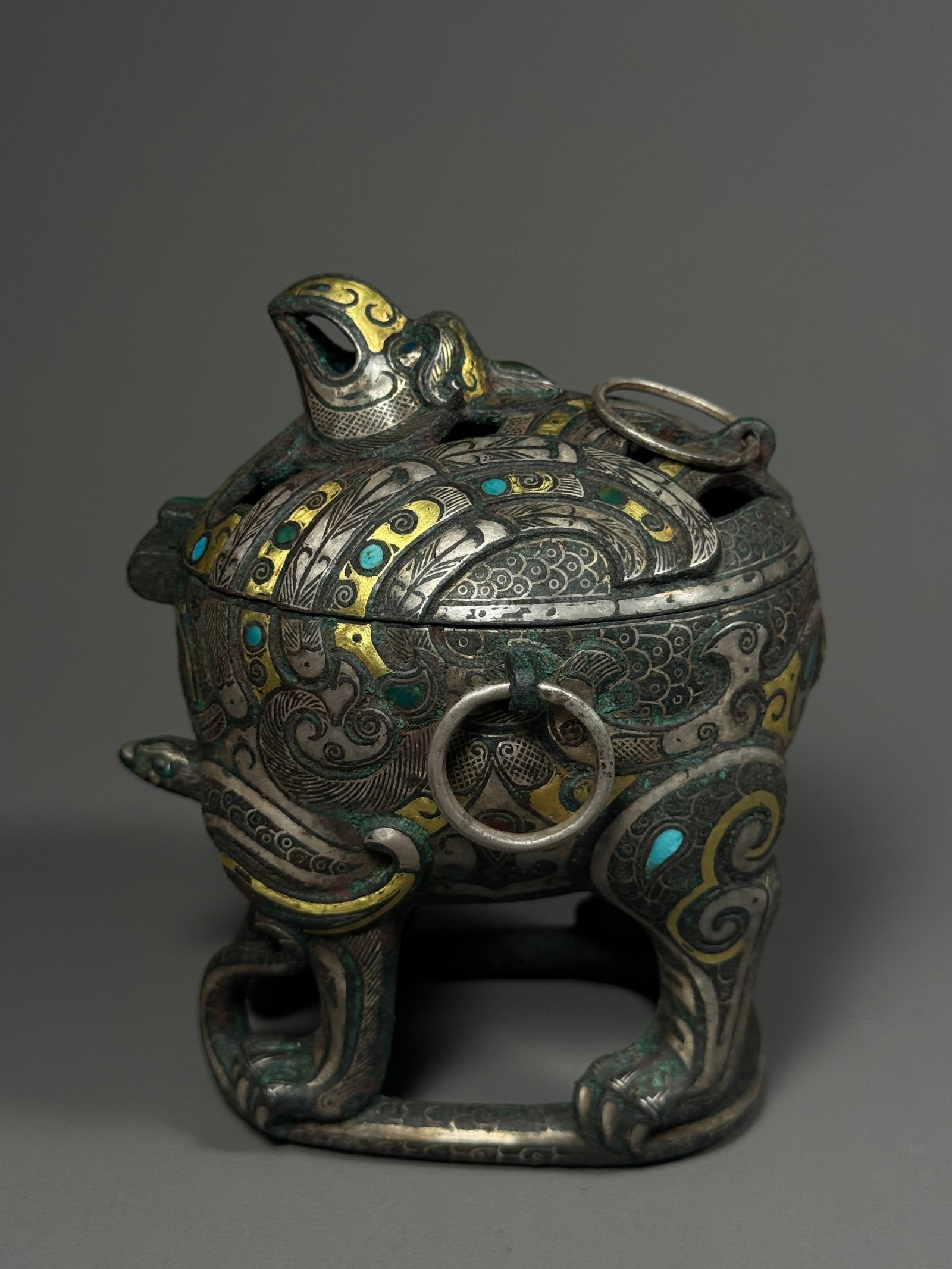 Sengoku inlaid with gold and silver inlaid with turquoise divine birds holding handles incense: Height:11cm(4.33in), Width:9cm(3.54in), Weight:586g (1.292lb)Warring States Bronze Censer Inlaid with Gold, Silver and Turquoise, Divine Bird KnobBronze incense burner crafted with composite decorativ