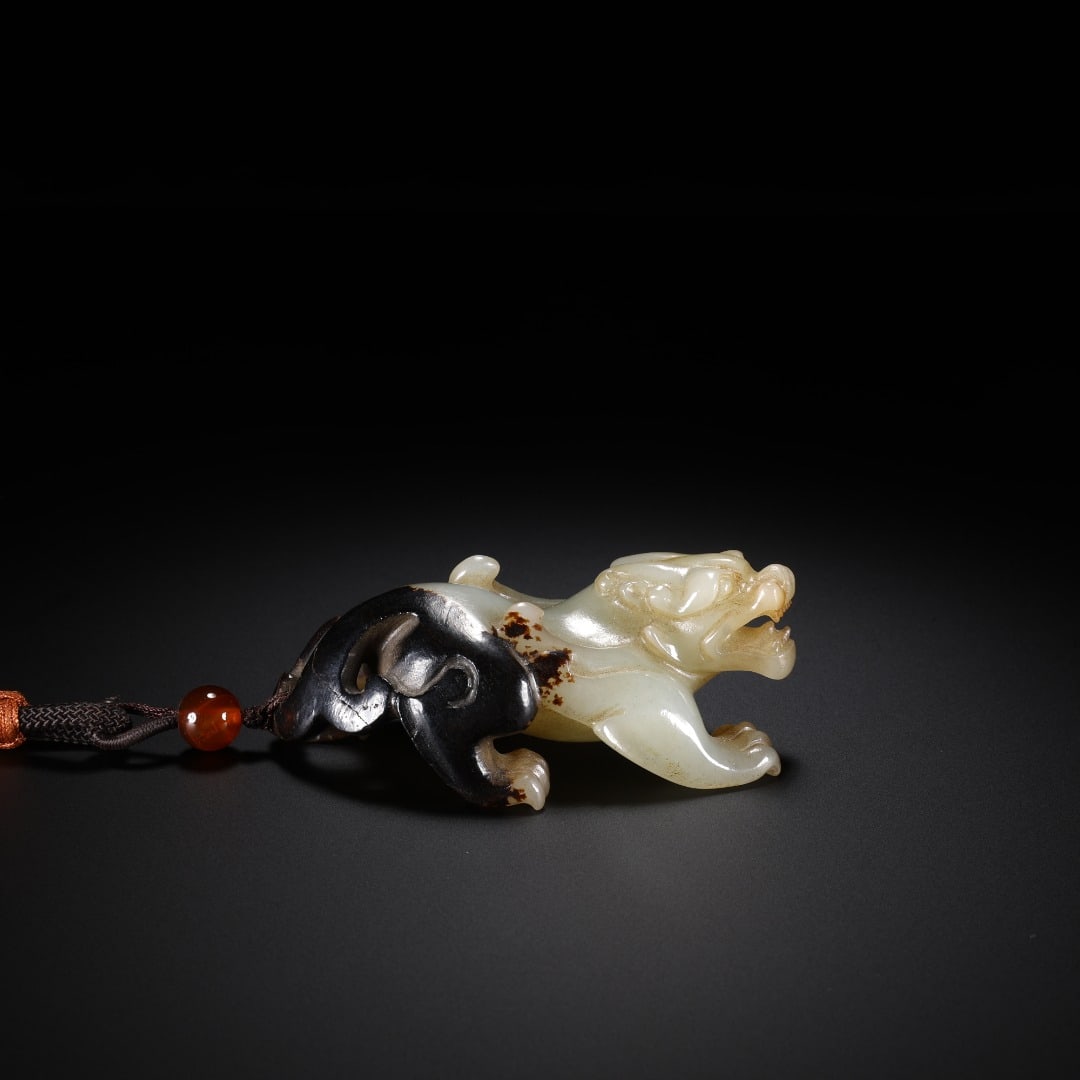 Han Dynasty Hetian jade auspicious beast pendant: Long:6.8cm(2.68in), Width:3.3cm(1.30in), Height:2.9cm(1.14in), Weight:58g (0.128lb)Ancient jade chi-dragon hand ornament with black patina. Carved from Hetian jade marked by striking natural black