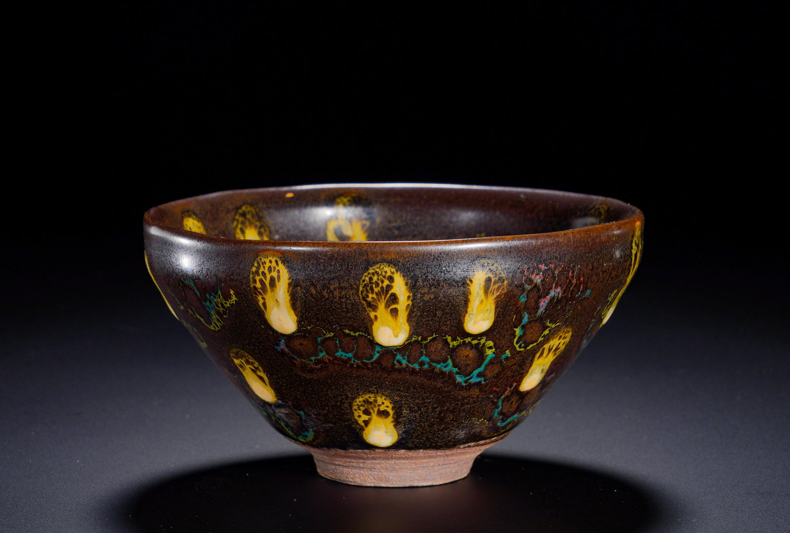 Black glazed tea bowl with painted partridge spots from the Song Dynasty Jian Kiln: Height:7cm(2.76in), Diameter:12cm(4.72in), Weight:330g (0.728lb)Black-glazed tea wares made Jian kiln famous during the Song dynasty, and partridge-spot glaze ranks among its most desirable