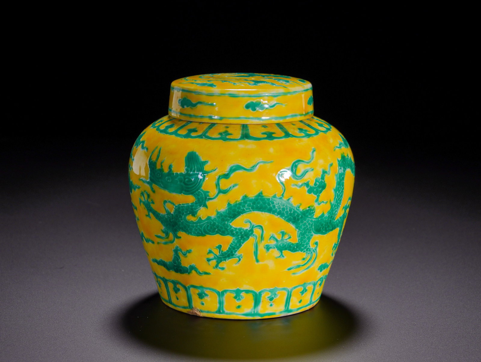 Yellow ground green color cloud dragon pattern lid jar of the Qing Dynasty (1 of 10)
