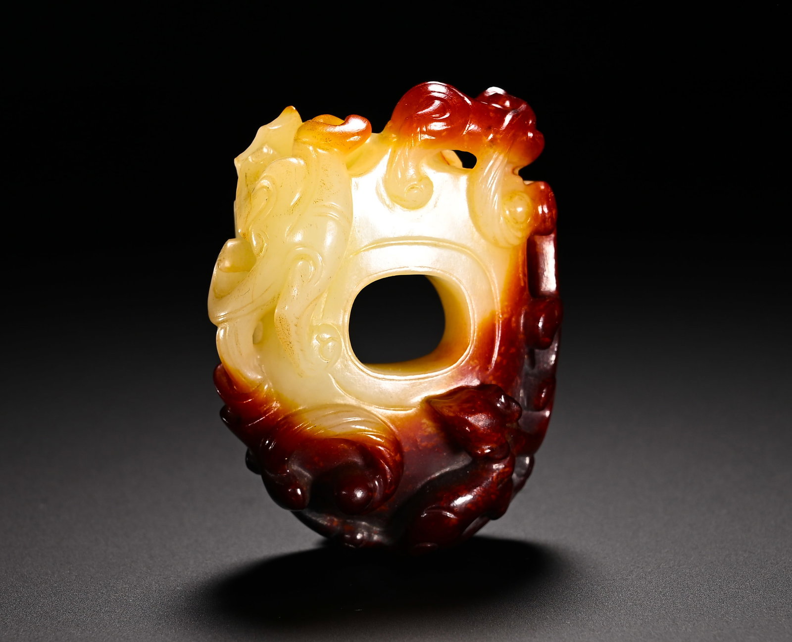 Han Dynasty Hetian jade red Qin Chi Dragon Chicken Heart pendant: Height:6cm(2.36in)Width:4.8cm(1.89in)Weight:80g(0.18lb)Han Dynasty Hetian jade heart-shaped she pendant with red russet inclusions. Evolving from the pre-Qin jade archer's thumb ring, this ornament