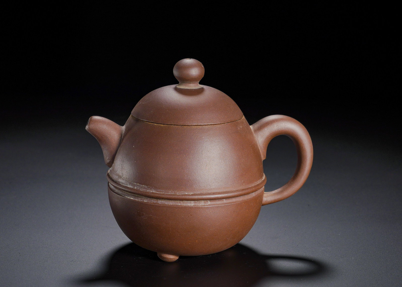 Purple clay stringed pattern three-legged dragon egg purple clay teapot: Height:11cm(4.33in), Width:12.5cm(4.92in), Weight:190g (0.419lb)This refined plain teapot follows the classic Dragon Egg shape, crafted from fine purple clay with calm, mild tone and subtle sandy