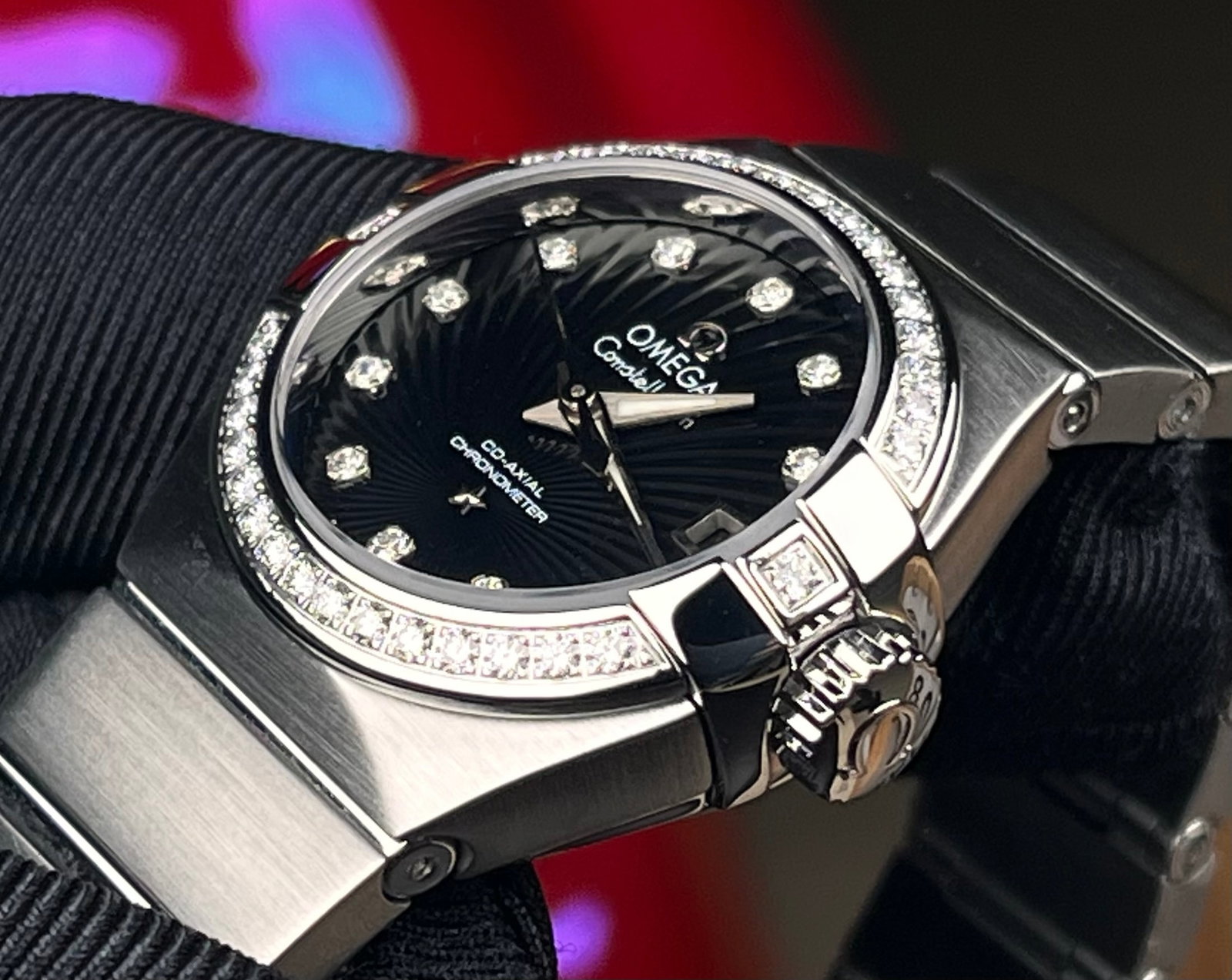 Omega Constellation Ladies' watch: Stainless steel case, powered by an 8520 automatic mechanical movement, with a case diameter of 27mm