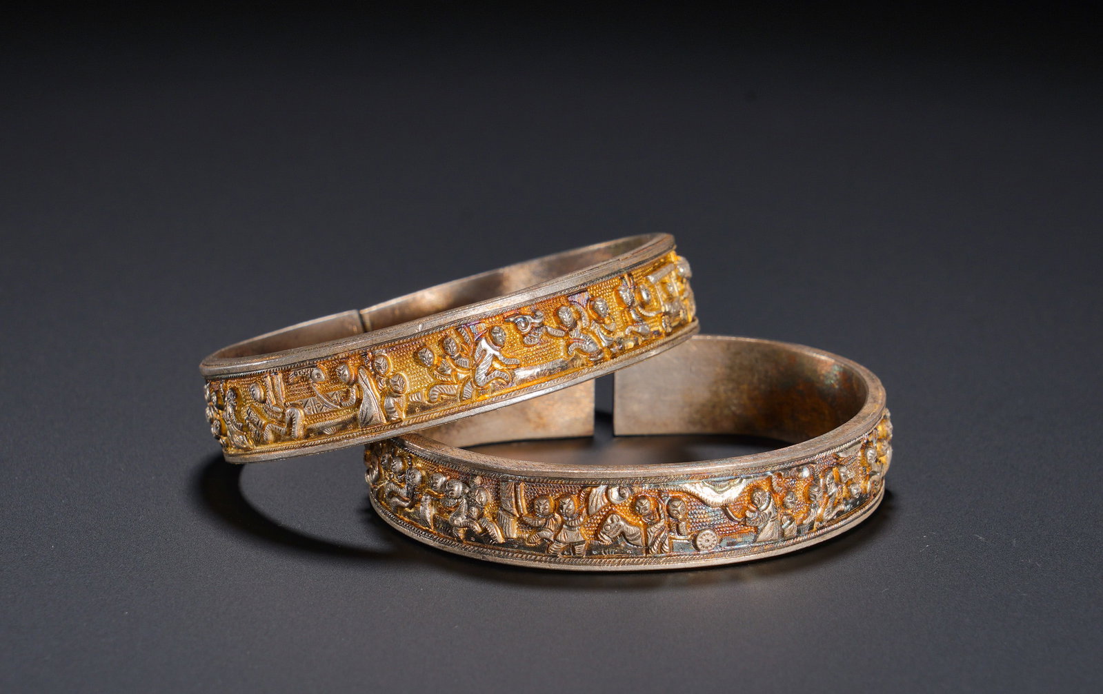 A pair of high relief open bracelets in silver gilt from the Qing Dynasty (1 of 11)