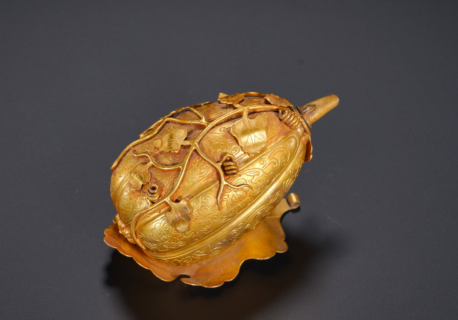 Qing Dynasty silver-gilded melon ? pattern biomimetic lid box: Height:6cm(2.36in), Width:9cm(3.54in), Weight:124g (0.273lb)