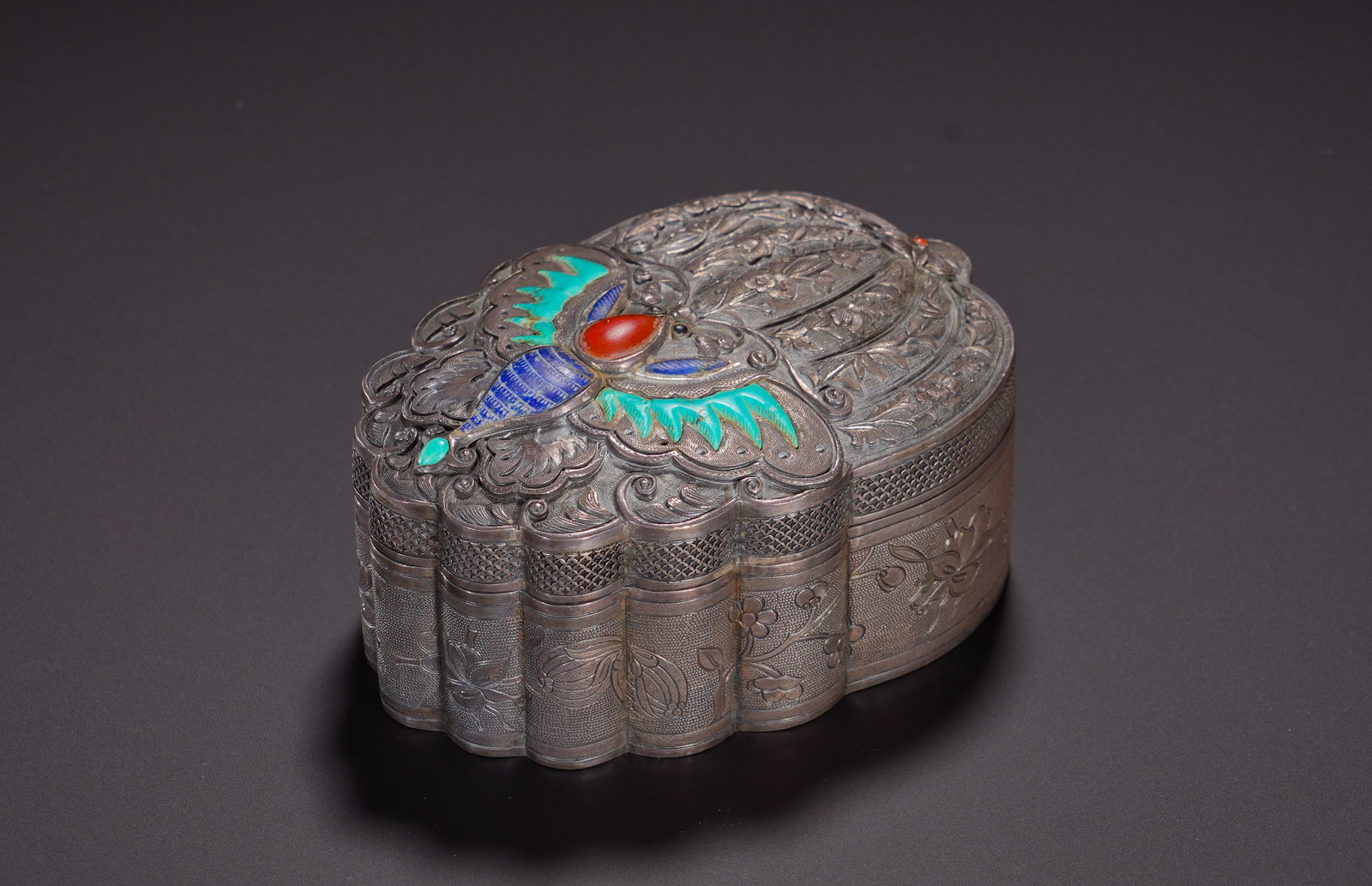 Silver engraved blue inlaid treasure lid box of the Qing Dynasty: Height:5cm(1.97in), Width:10cm(3.94in), Weight:95g (0.209lb)Silver Lobed Incense Box with Inlaid Gemstone Butterfly MotifForged from solid silver by hammering, shaped as scalloped melon petals with