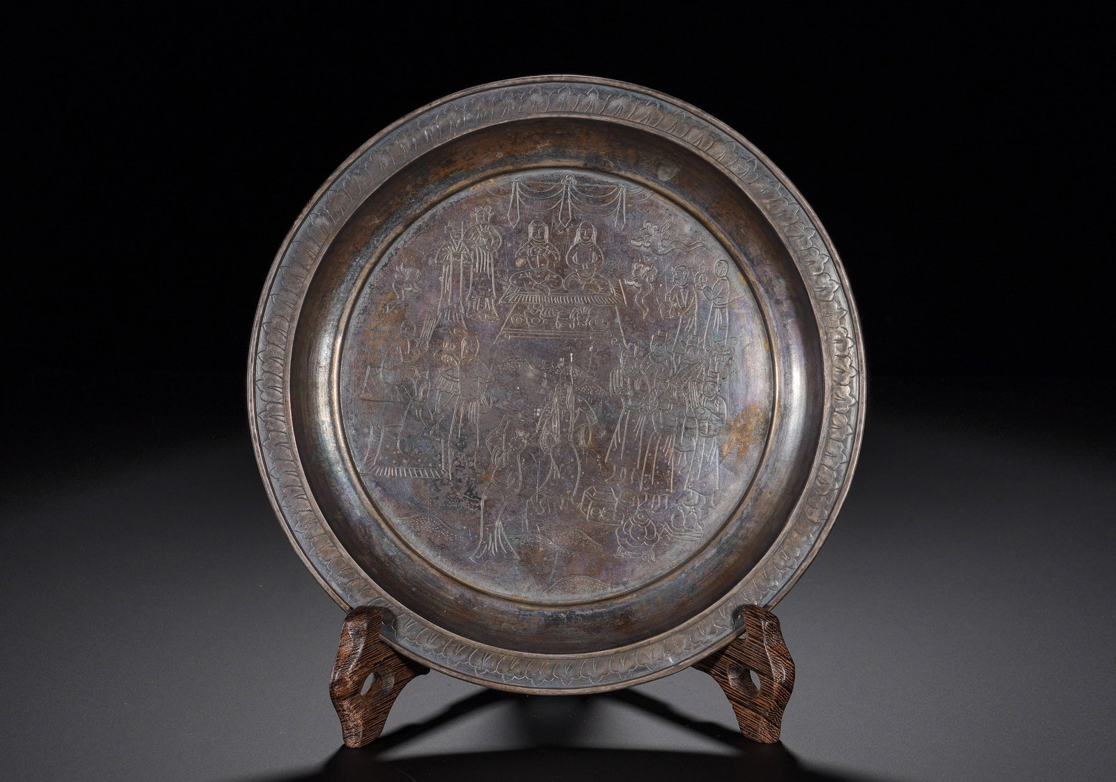 Qing Dynasty silver engraved double Buddha Worship Folded edge offering plate: Height:2cm(0.79in), Diameter:17cm(6.69in), Weight:129g (0.284lb)Silver Folded-Rim Offering Plate Chiselled with Buddha-Worshipping SceneHammered from solid silver as a shallow circular plate with