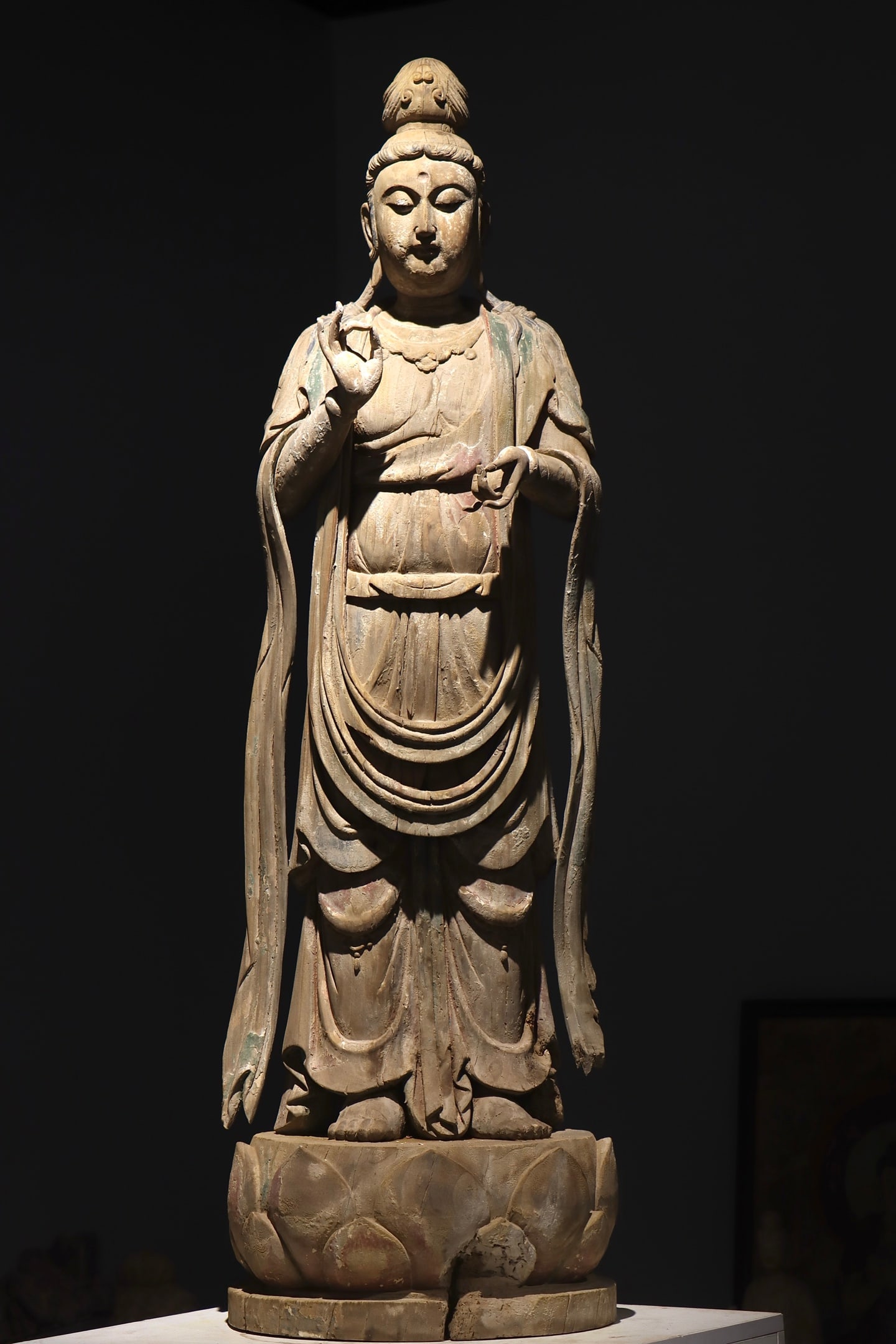 Song Dynasty woodblock painted Guanyin statues: Height:138cm(54.33in)Wood painted standing statue of Guanyin Bodhisattva standing on a lotus throne. The Bodhisattva has rounded serene facial features, half-lidded eyes showing compassion. The right 