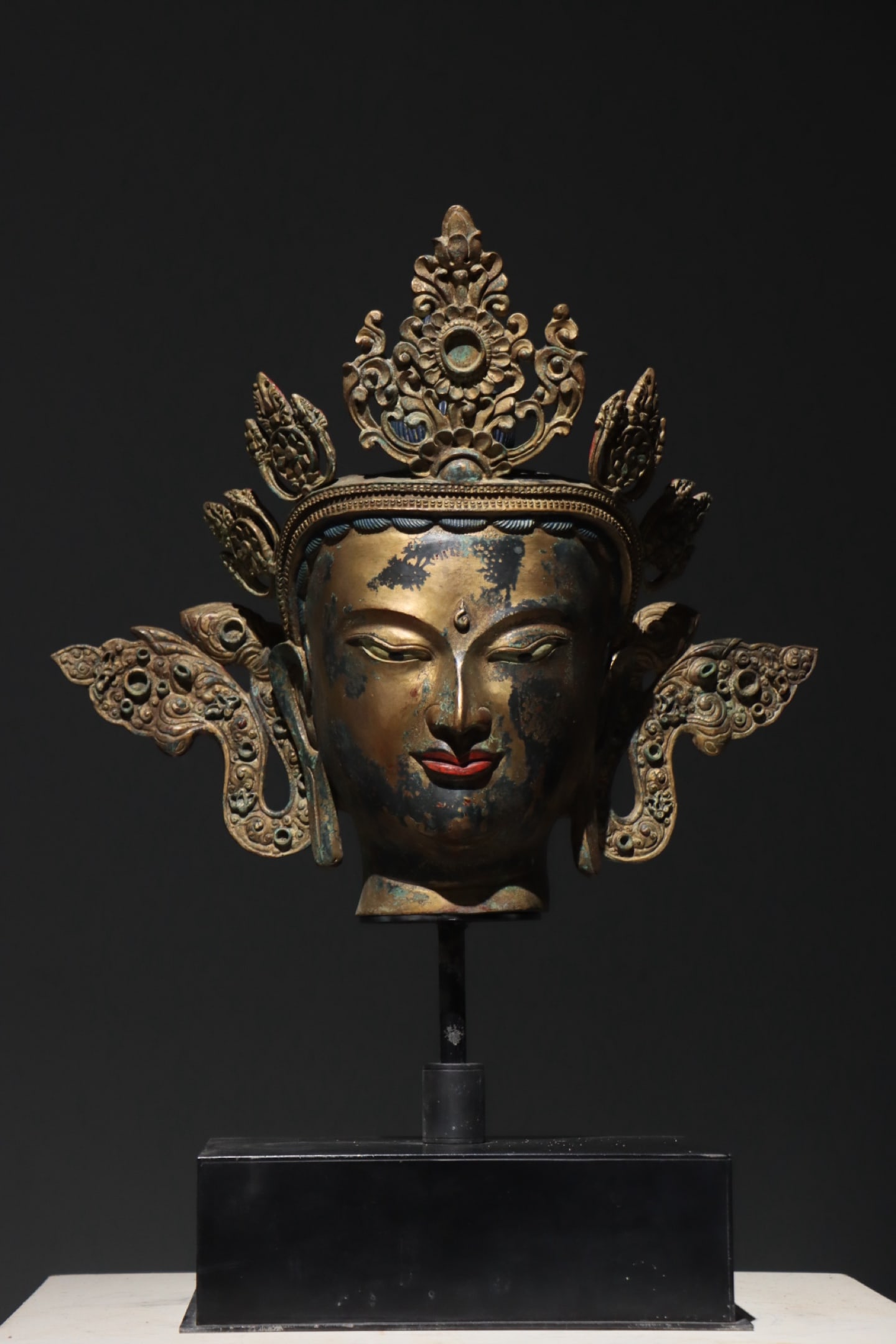 A gilded bronze statue of a Bodhisattva's head from the Qing Dynasty: Height:72cm Height:46cmGilt bronze Bodhisattva Buddha head statue.