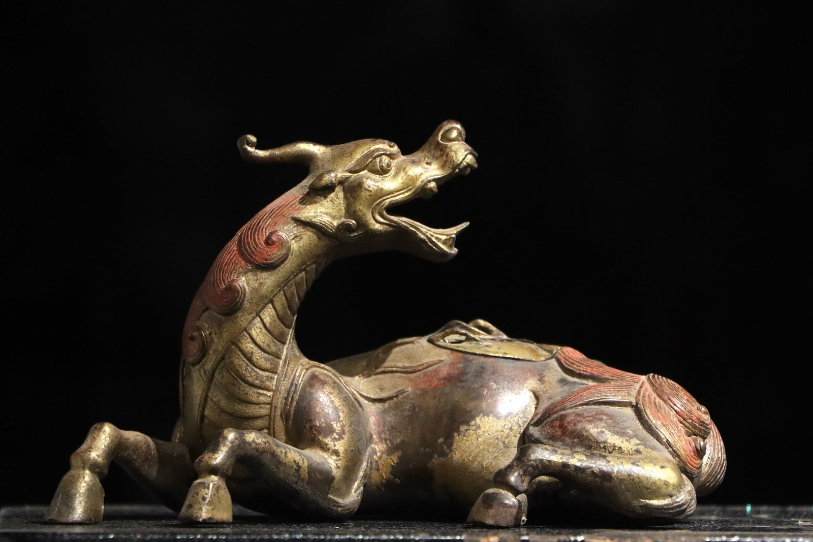Gilded bronze reclining auspicious beast of the Qing Dynasty: Long:27cm(10.63in) Height:16cm(6.30in)Gilt bronze reclined mythical beast desk display.