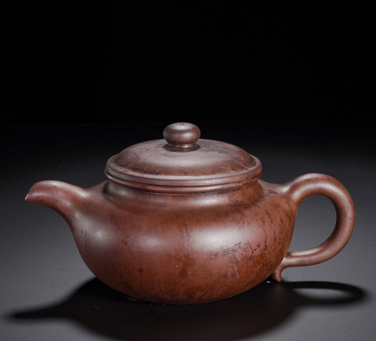 Gu Jingzhou Purple Clay teapot: Height:9cm(3.54in), Width:18.5cm(7.28in), Weight:380g (0.838lb)Made of natural purple clay with a deep antique tone and warm aged patina marked by natural tea stains. The archaic form demands precise 