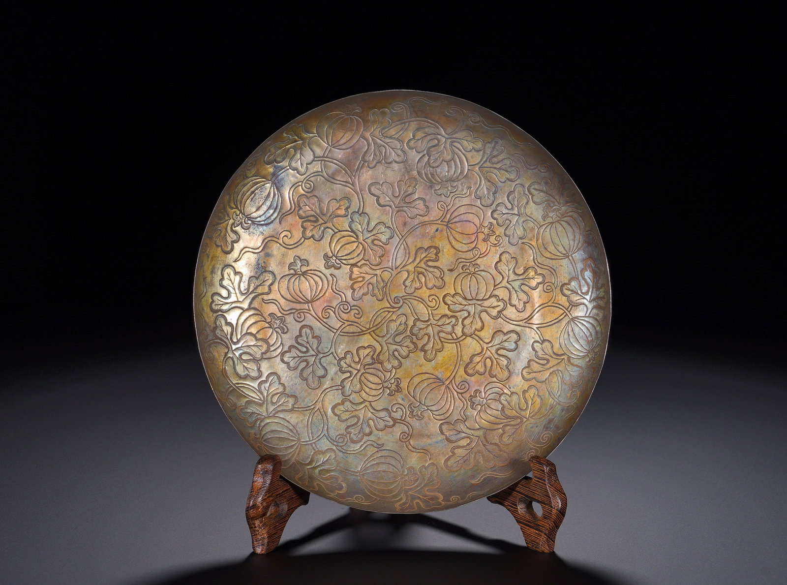 Qing Dynasty silver engraved melon ? continuous patterned round plate: Height:2.5cm(0.98in), Diameter:16.5cm(6.50in), Weight:158g (0.348lb)Silver Circular Plate Chased with Melon and Vine PatternHammered from solid silver with neat rounded form. The surface is fully deco