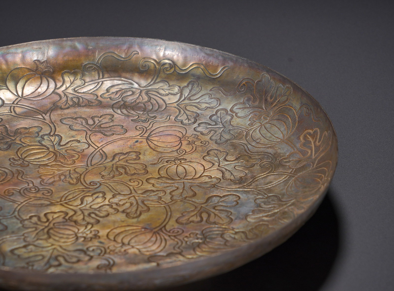 Qing Dynasty silver engraved melon ? continuous patterned round plate - 4