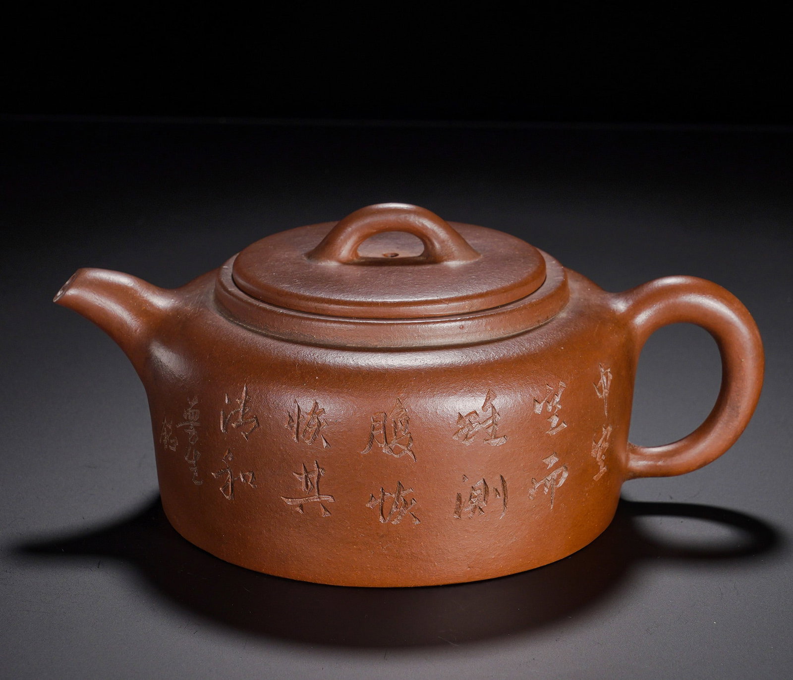 Amanda Chamber Poetry and Prose Well railing Purple Clay teapot: Height:8cm(3.15in), Width:19cm(7.48in), Weight:510g (1.124lb)Made from natural purple clay with antique mellow tone and rich patina. The well-rail shape demands precise structural control, a true test