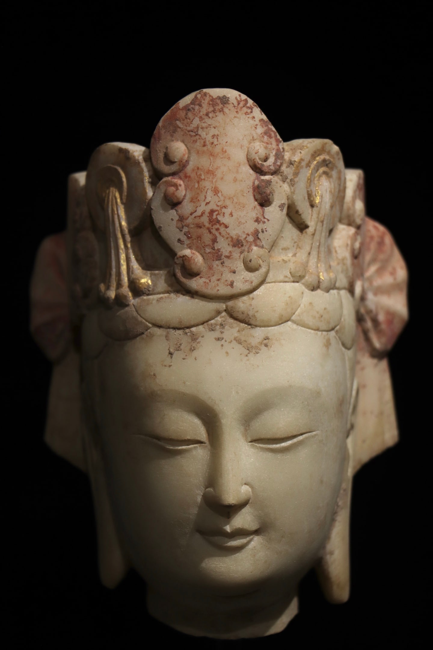 Tang Dynasty white marble painted Guanyin Bodhisattva head (1 of 6)