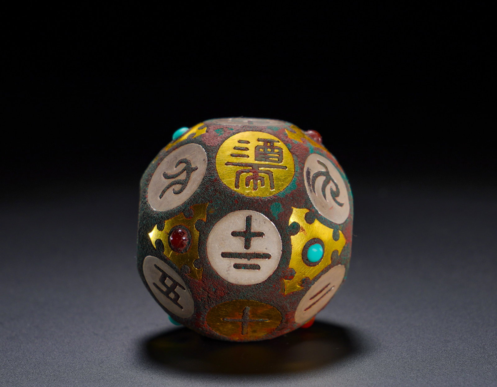 Gold and silver inlaid with copper dice from the Warring States period: Diameter:4.2cmWeight:110g