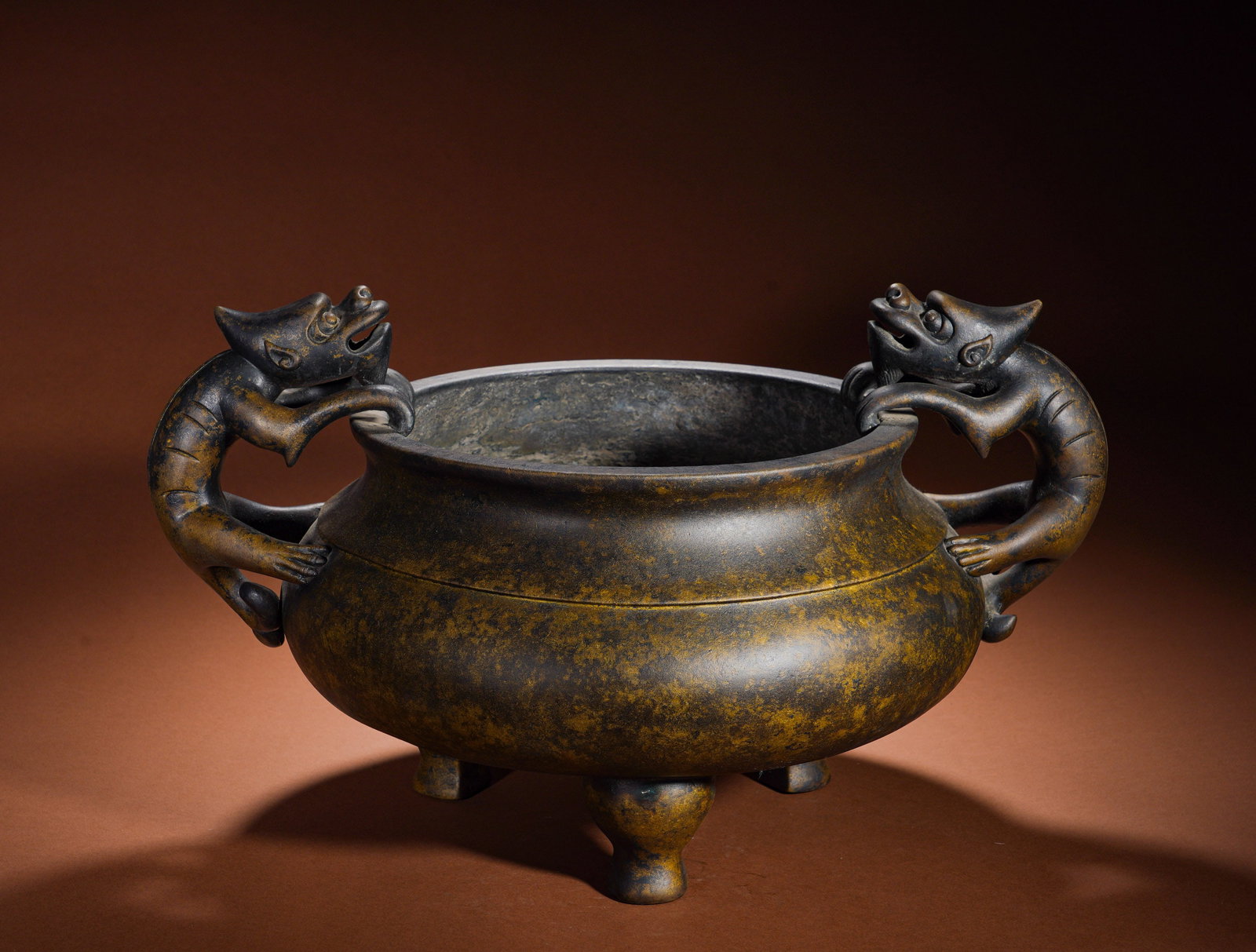 Ming Dynasty copper double-chi dragon-ear Xuande furnace: Height:31cmWidth:53cmWeight:7530gA square raised regular script seal reading Made in Xuande Reign of Great Ming is cast on the base with neat formal calligraphy, a widely used imitation Xuande mark