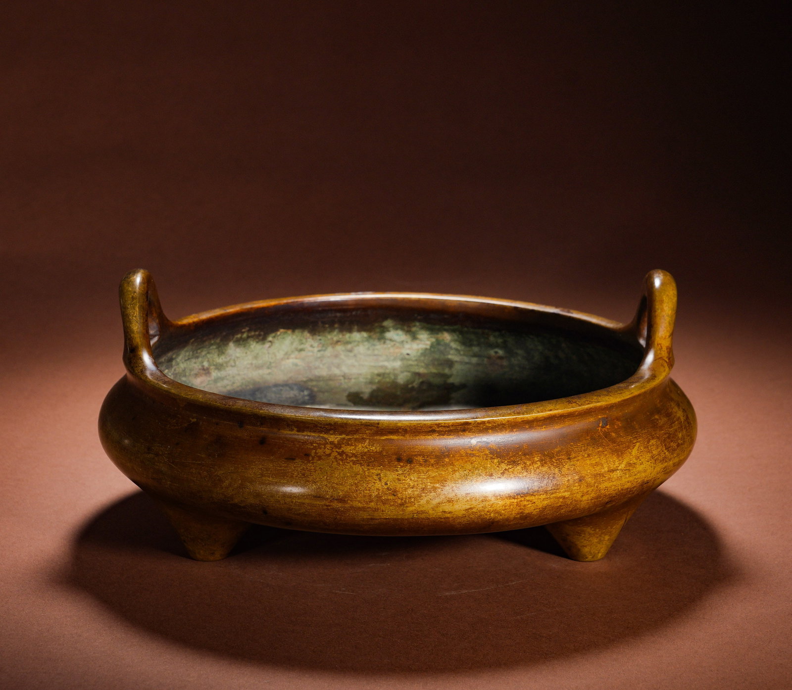 A copper three-legged furnace with sky-piercing ears from the Ming Dynasty (1 of 9)