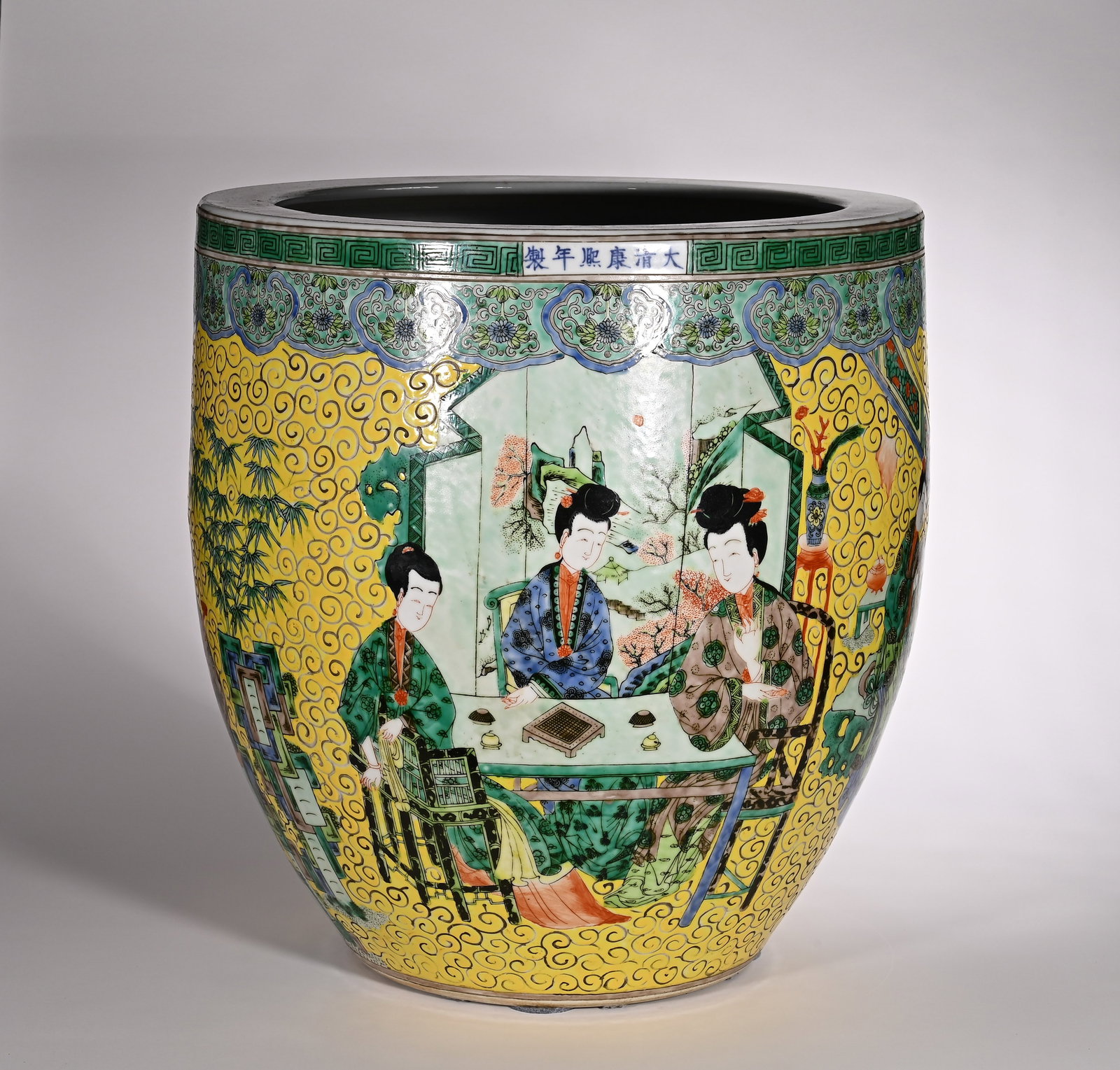 Qing Dynasty Kangxi five-color scroll vase: Height:44cm(17.32in), Width:40.5cm(15.94in)